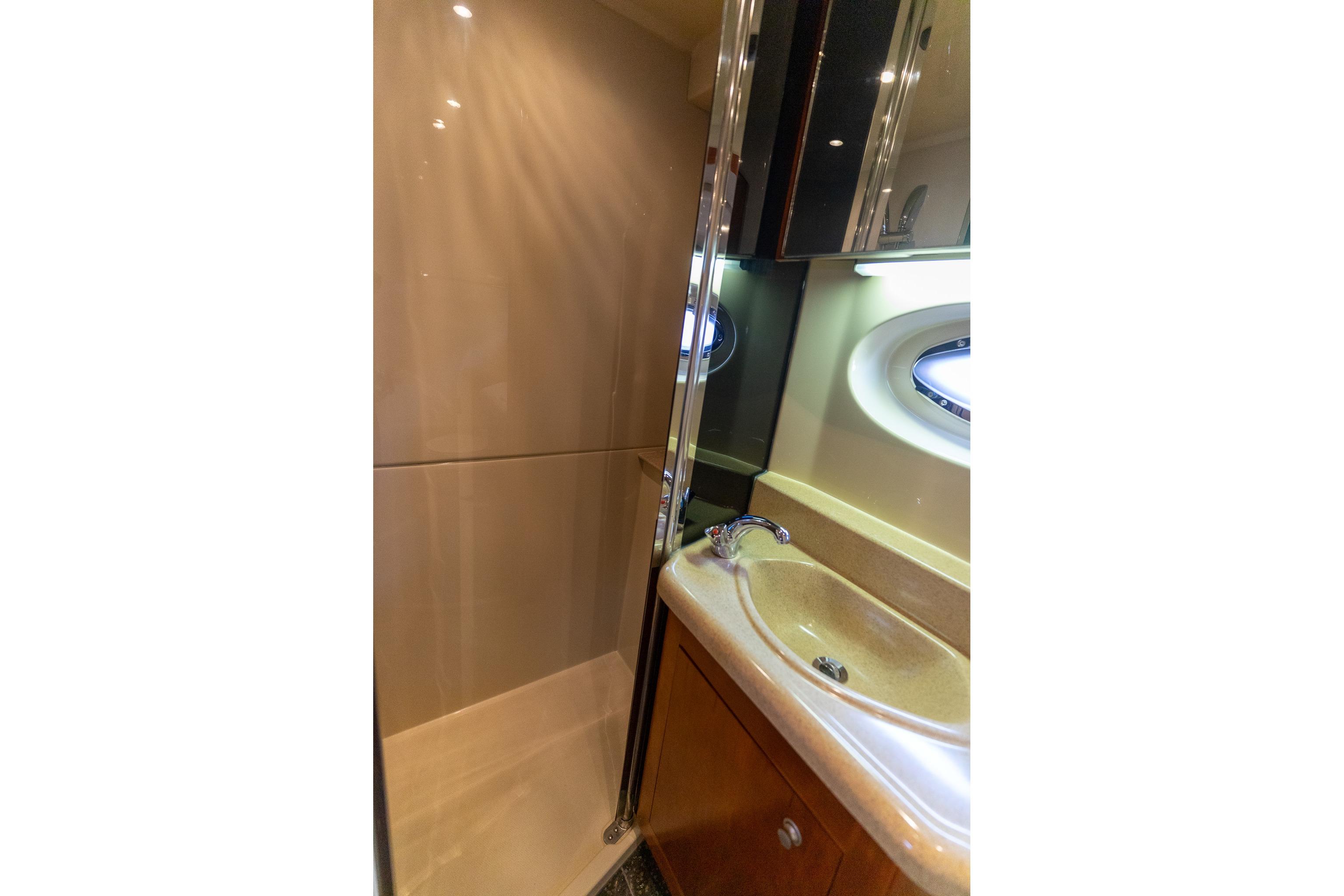 Cruisers Yachts 415 Express Motoryacht — foto 7 van 100