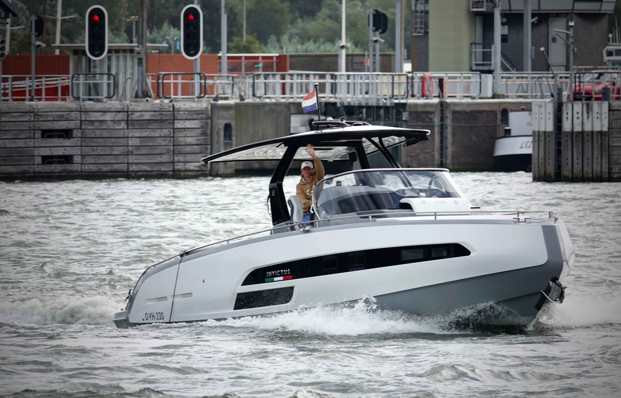 Invictus yachts Invictus 320 GT met 2 x Mercruiser 270 pk diesel van 2024! — foto 1 van 18