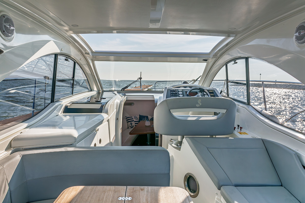 Goed onderhouden sportieve motorboot — foto 17 van 55