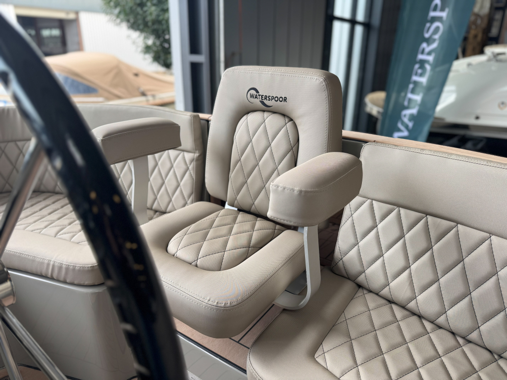 Waterspoor 717 Aviator | Vetus diesel   — foto 22 van 31