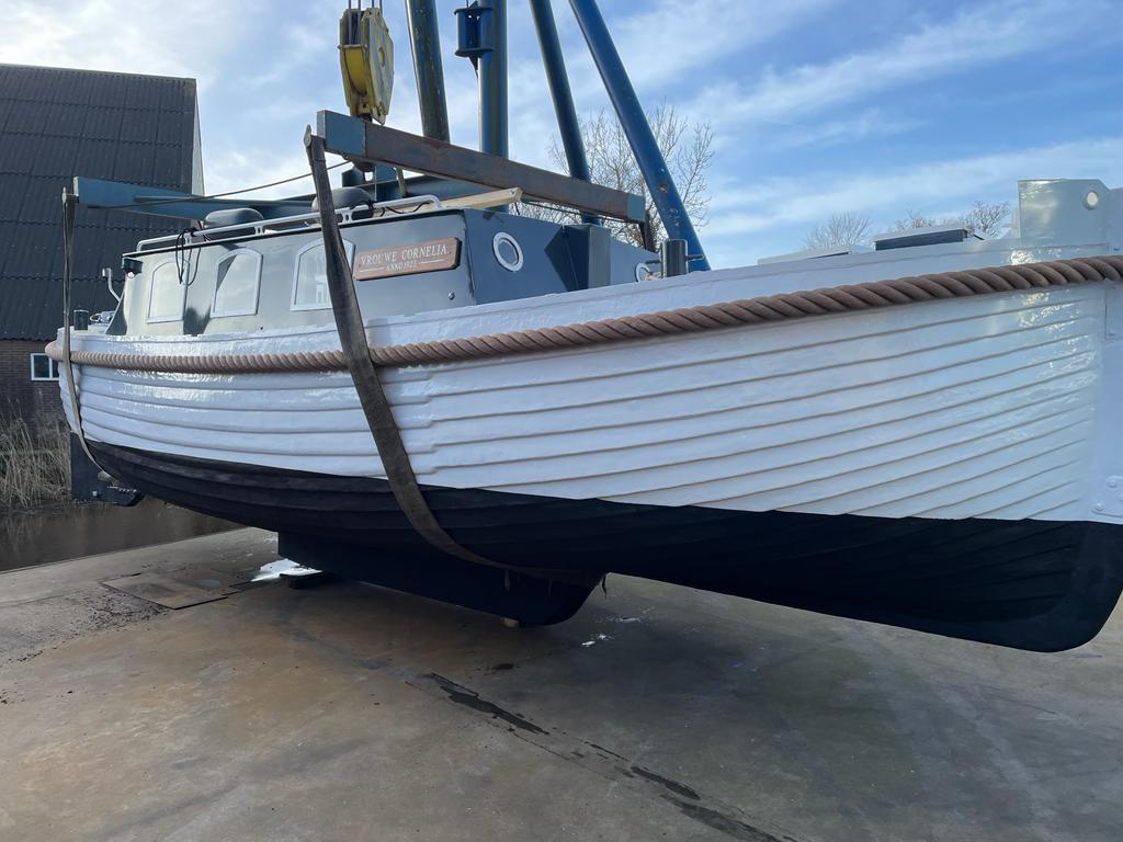Cabin sloep van 9.7 mtr met 4 cil. dieselmotor geheel gerefit — foto 3 van 12