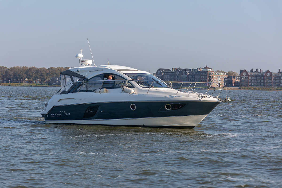 Goed onderhouden sportieve motorboot — foto 10 van 55