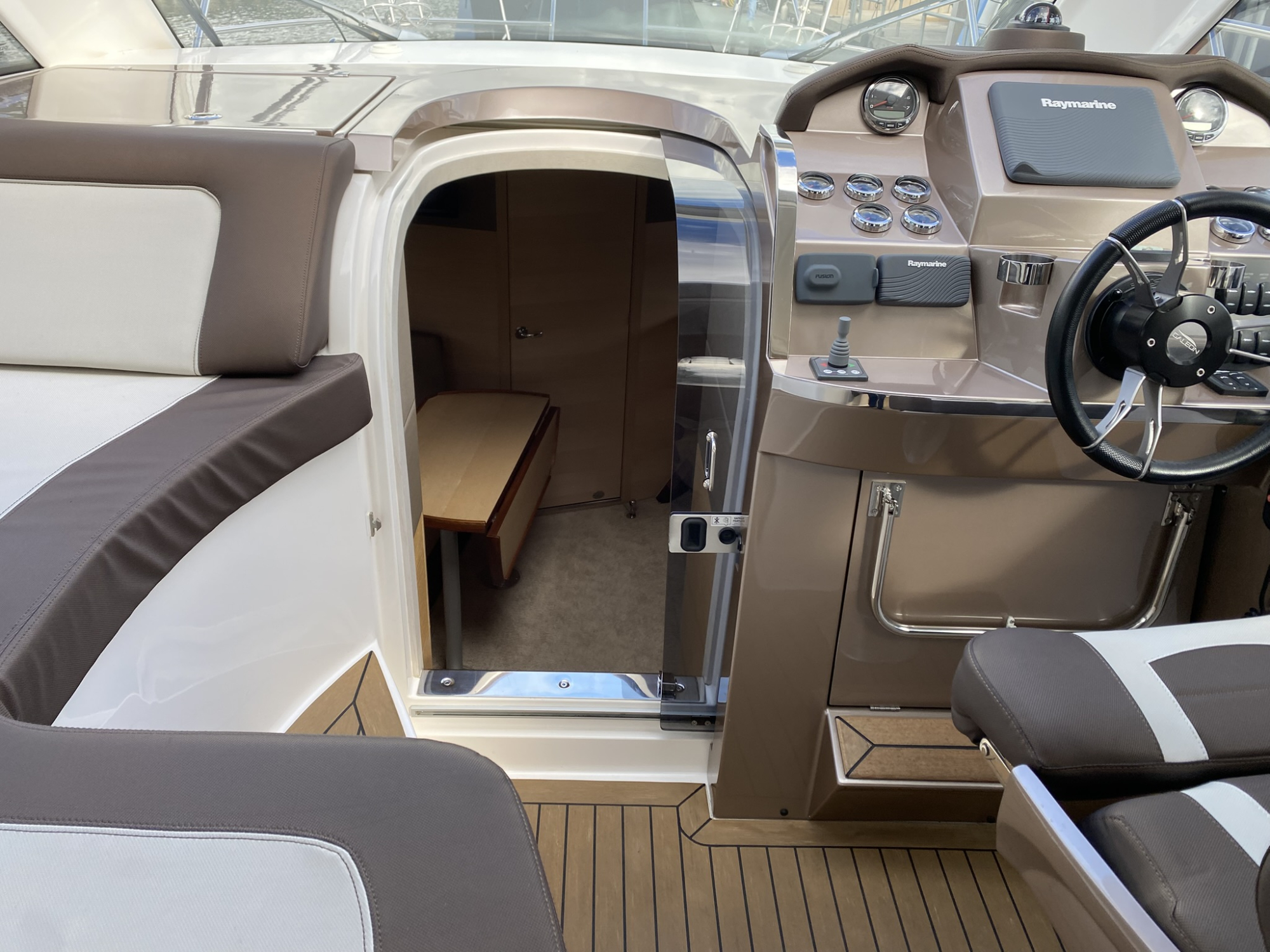Galeon Yachts Galeon 325 HTS met 2 x Mercruiser 4.5l MPI 250 pk - Bouwjaar 2017 — foto 7 van 23