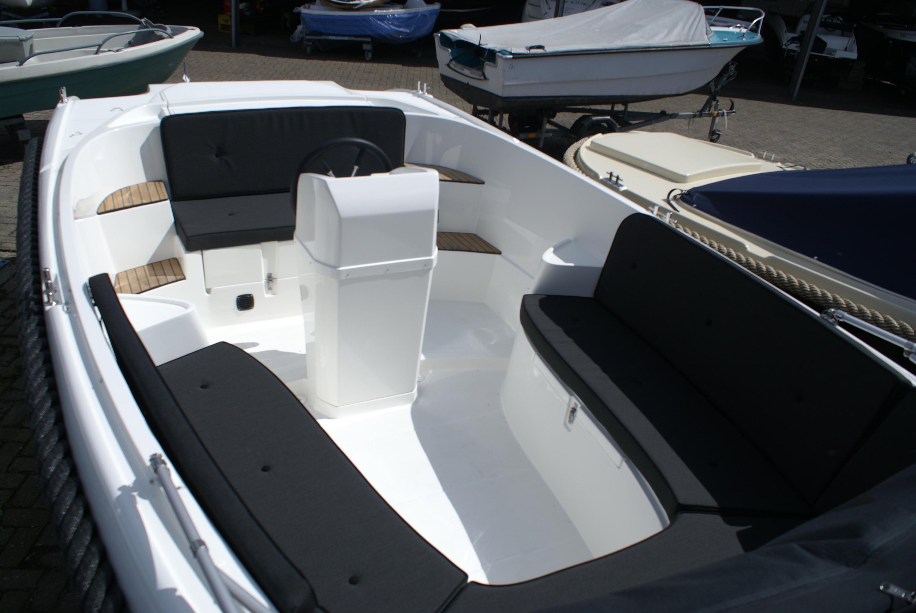 Oud Huijzer 616 Tender Suzuki 60pk Zwart wit — foto 3 van 3