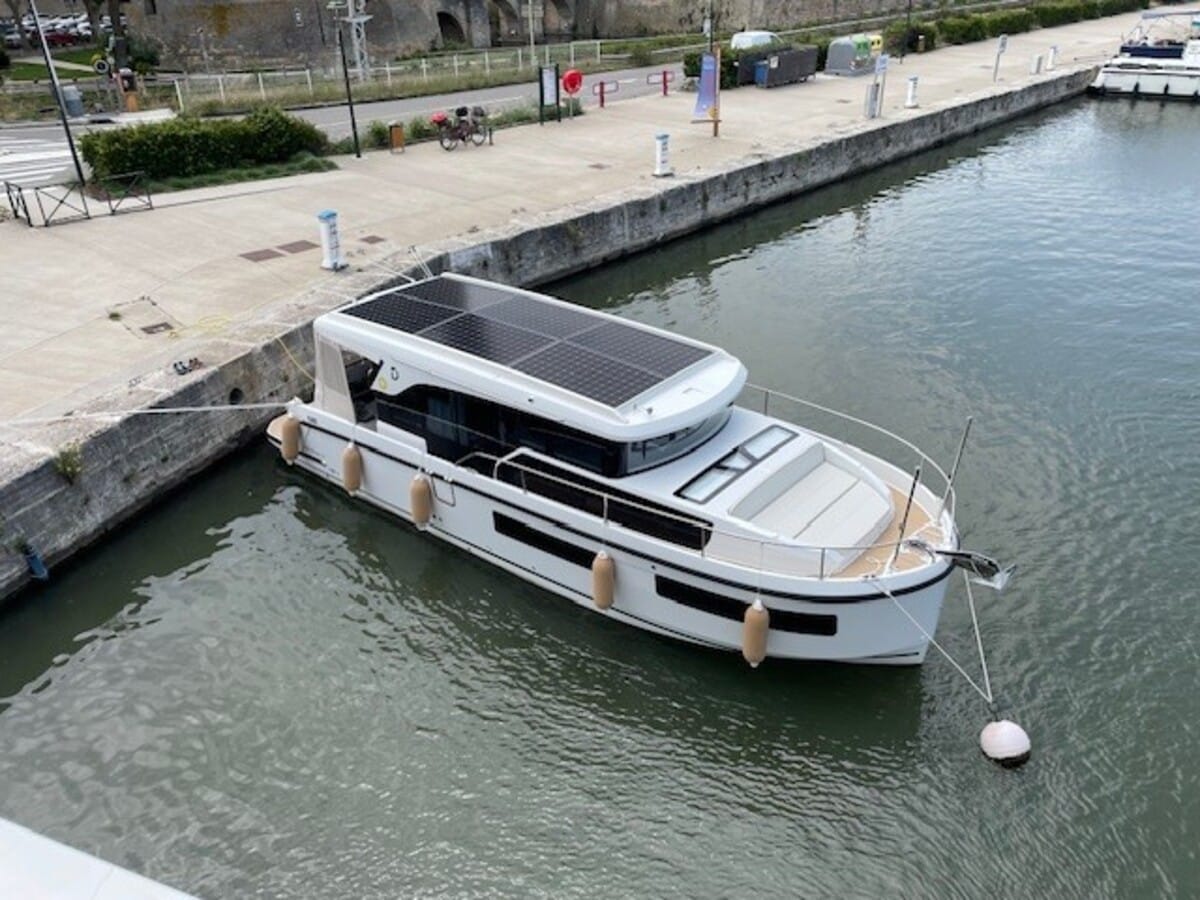 Delphia Yachts Delphia 11 Sedan Electric Cabin Cruiser