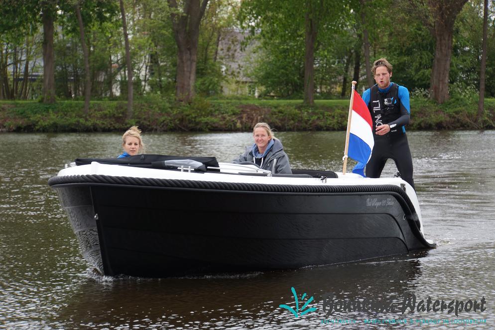 Oud Huijzer 616 Tender Suzuki 60pk Zwart wit