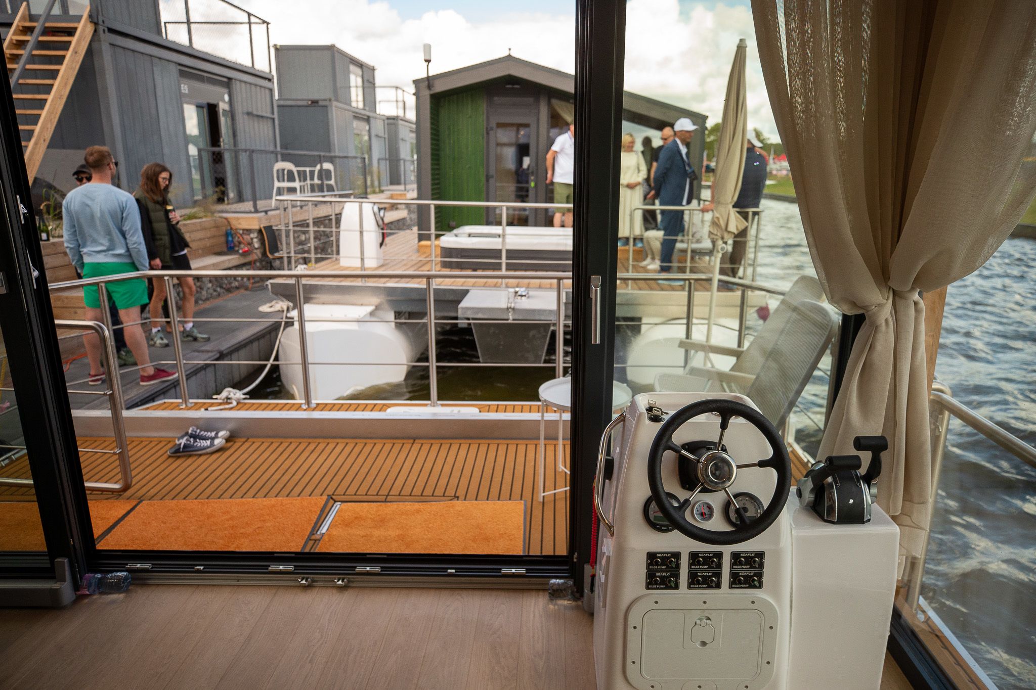 Twin-boats Butterfly Houseboat — foto 2 van 2
