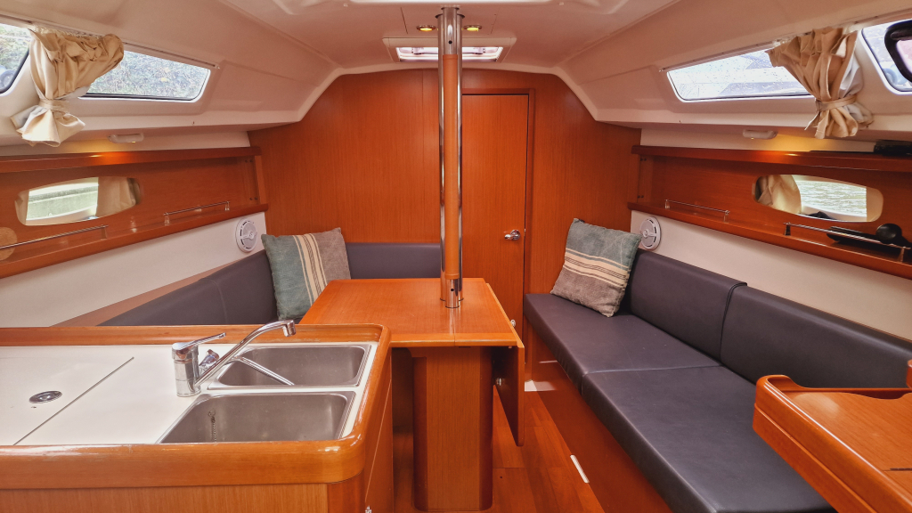 Beneteau Oceanis 31 (ondiepe kiel) — foto 17 van 35
