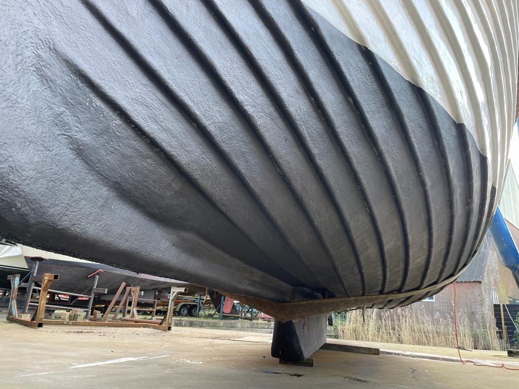 Cabin sloep van 9.7 mtr met 4 cil. dieselmotor geheel gerefit — foto 10 van 12