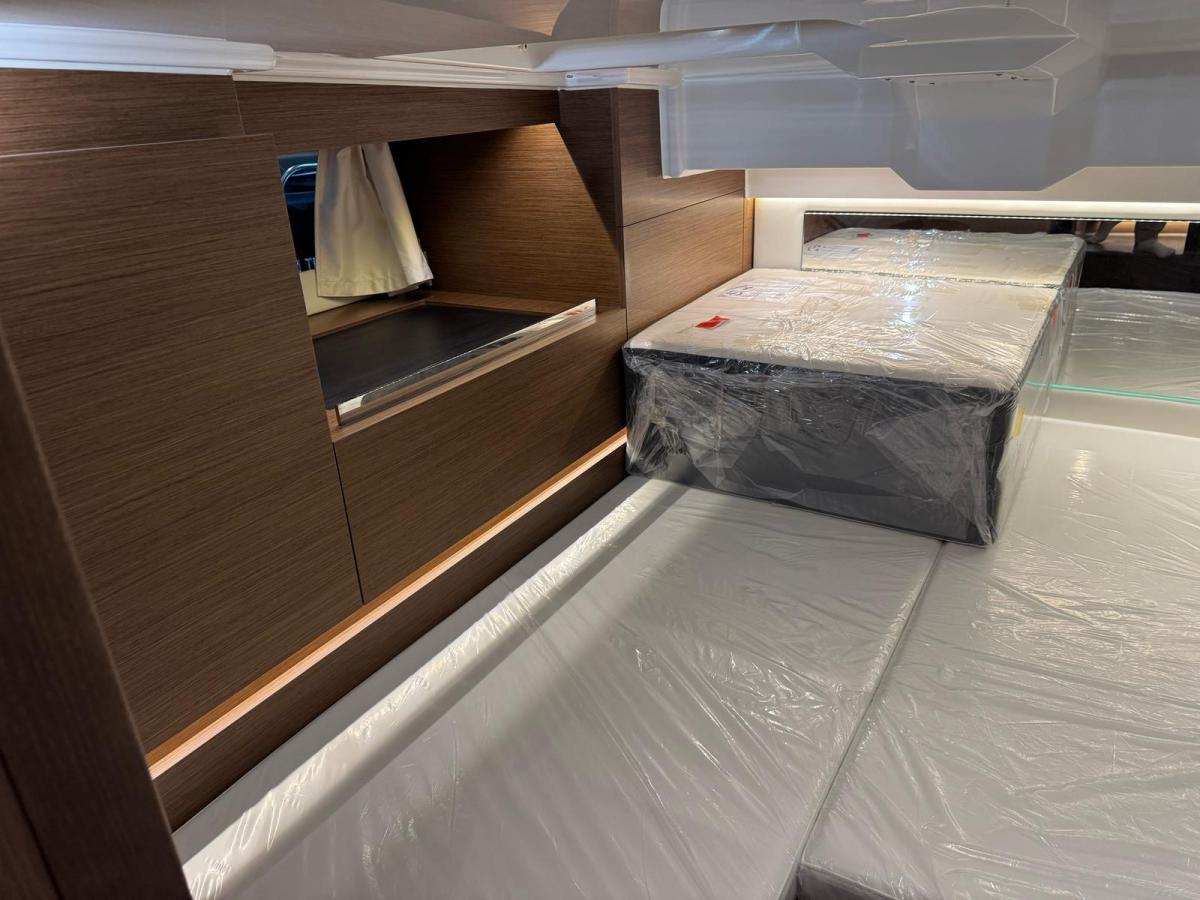 Jeanneau Cap Camarat 10.5 WA S2 op voorraad. Dit schip is aanwezig op de yamaha stand van hiswa te water 2026. — foto 31 van 35
