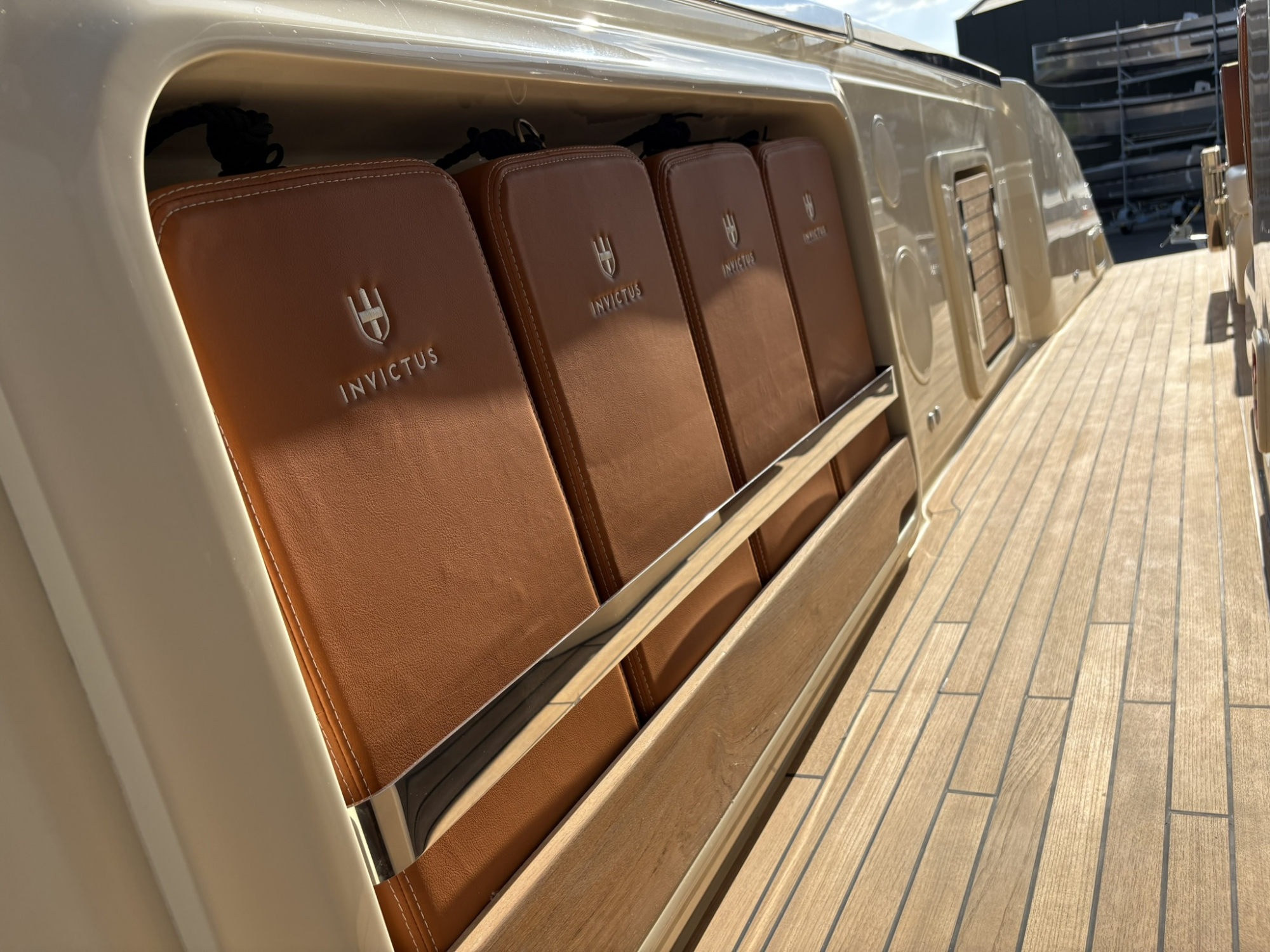 Invictus yachts Invictus 420 TT  met 2x 440 pk Volvo Penta D6 - Nieuw binnen! — foto 7 van 21