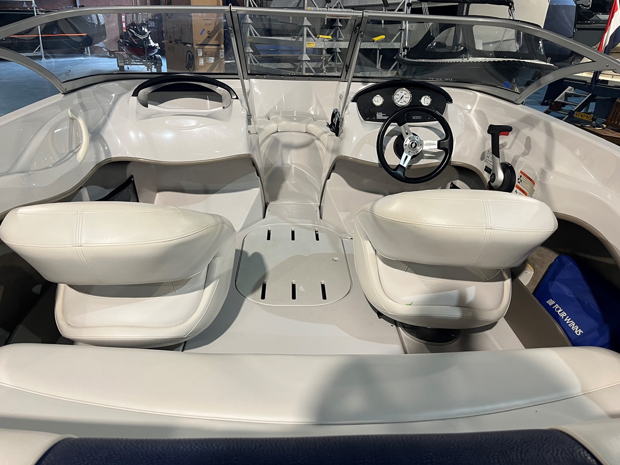 Fourwins 180LE met Mercruiser 3.0L 135PK uit 2010! — foto 10 van 13