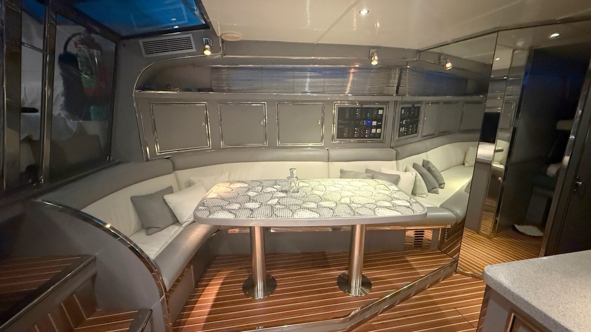 Sea Ray 400 Express Cruiser — foto 11 van 29
