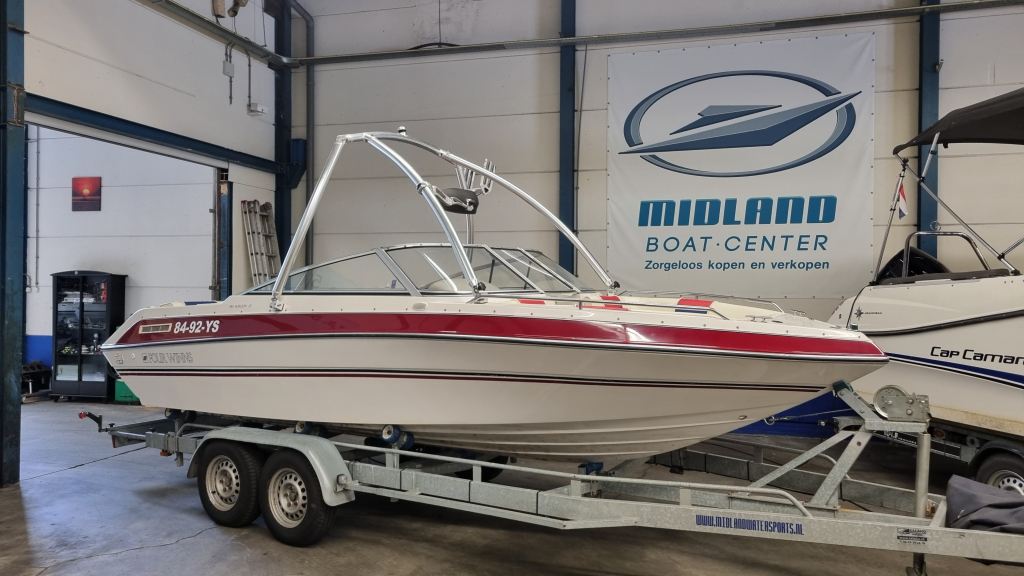 Four Winns 190LE Met 5.0 V8, trailer en waketower