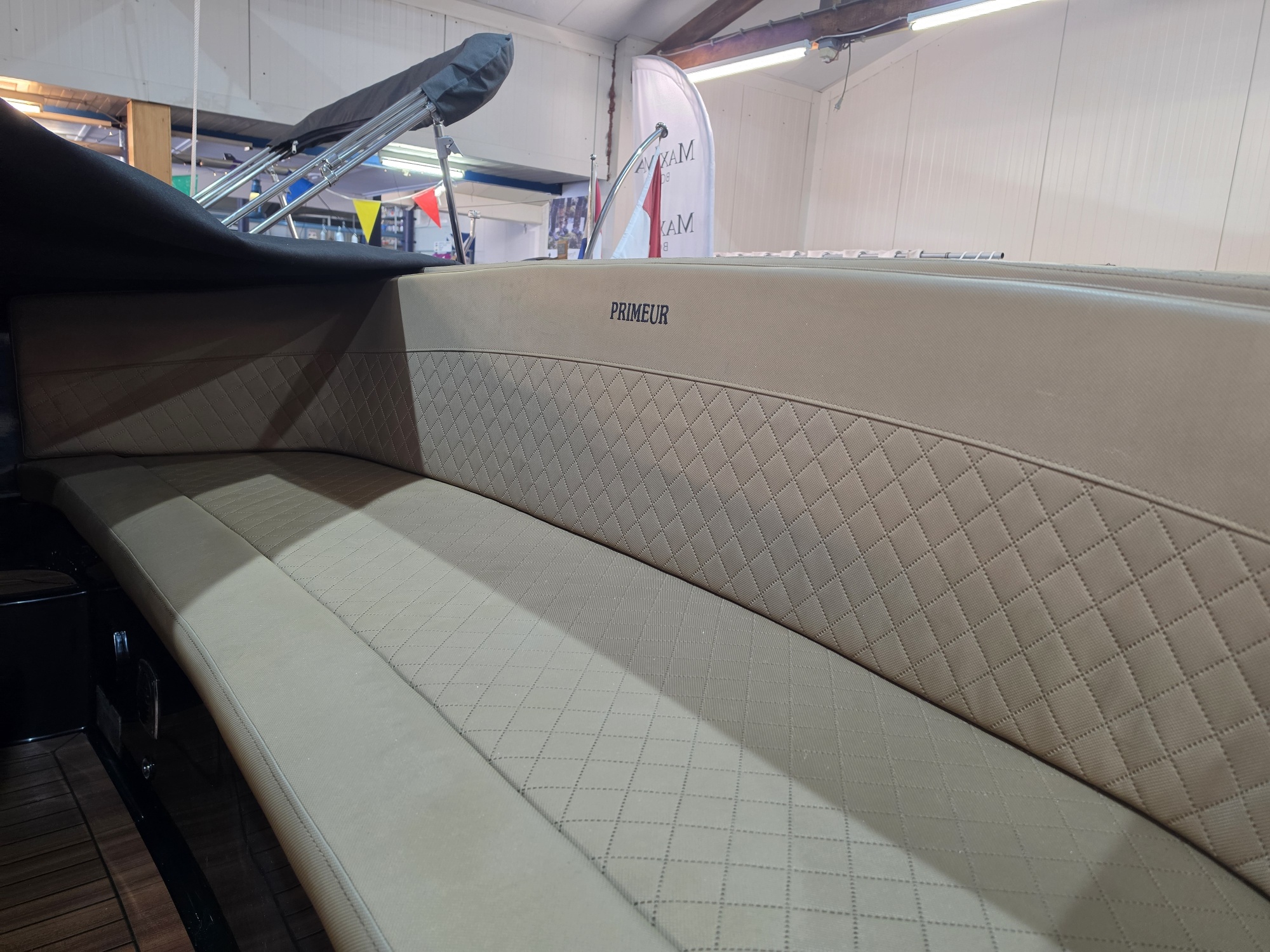 Elegante Primeur 710, 100 PK, Boegschroef, Zwart — foto 6 van 8