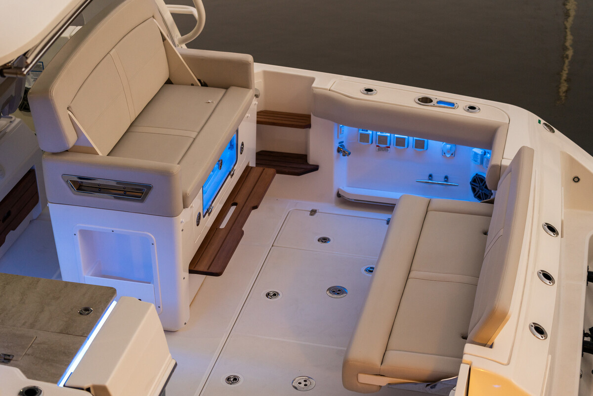 Boston Whaler 380 Realm — foto 23 van 32