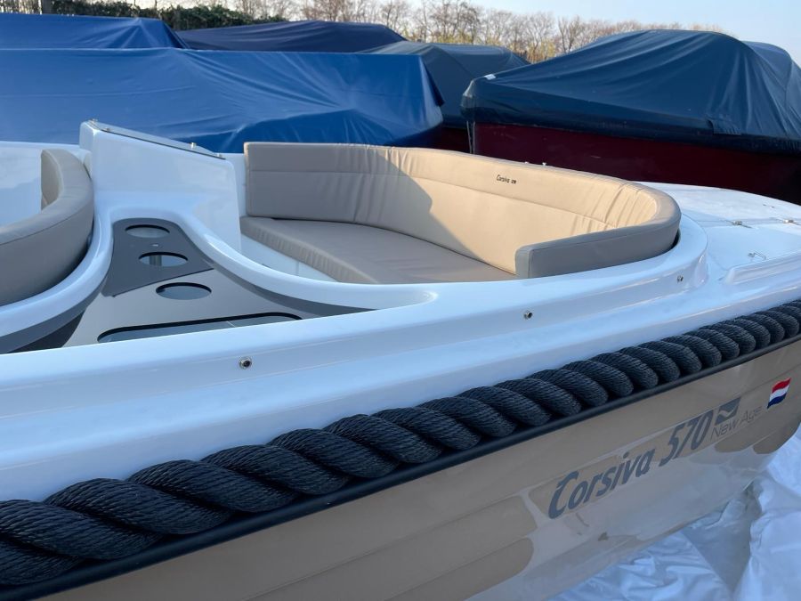 Corsiva 570 new age beige Suzuki 15pk — foto 4 van 6