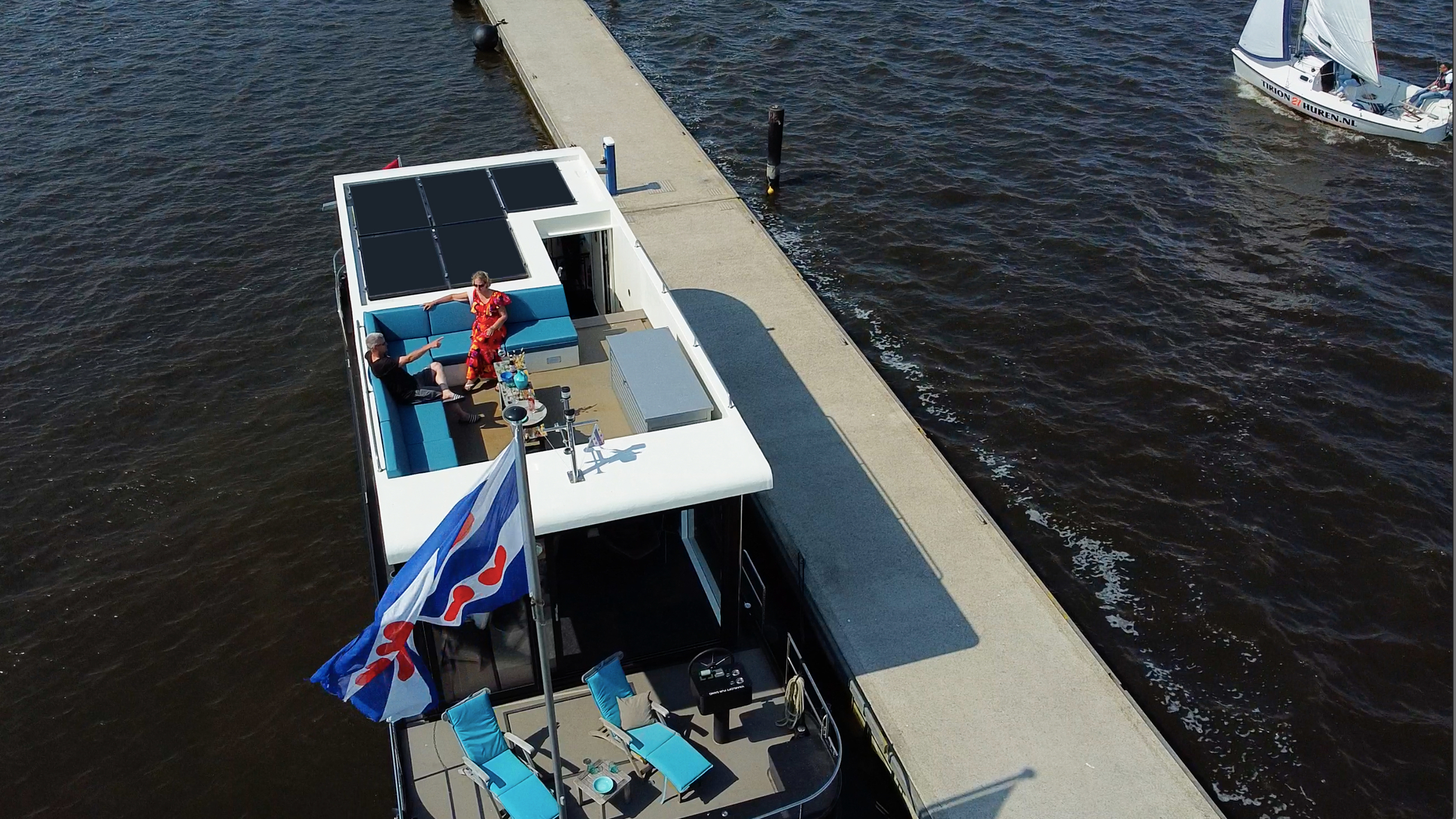 HOMESHIP VaarLoft Volledig Elektrische Houseboat — foto 9 van 60