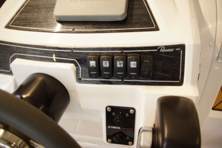 Ranieri Internationale Atlantis 19 incl. 130pk Yamaha en trailer — foto 9 van 25