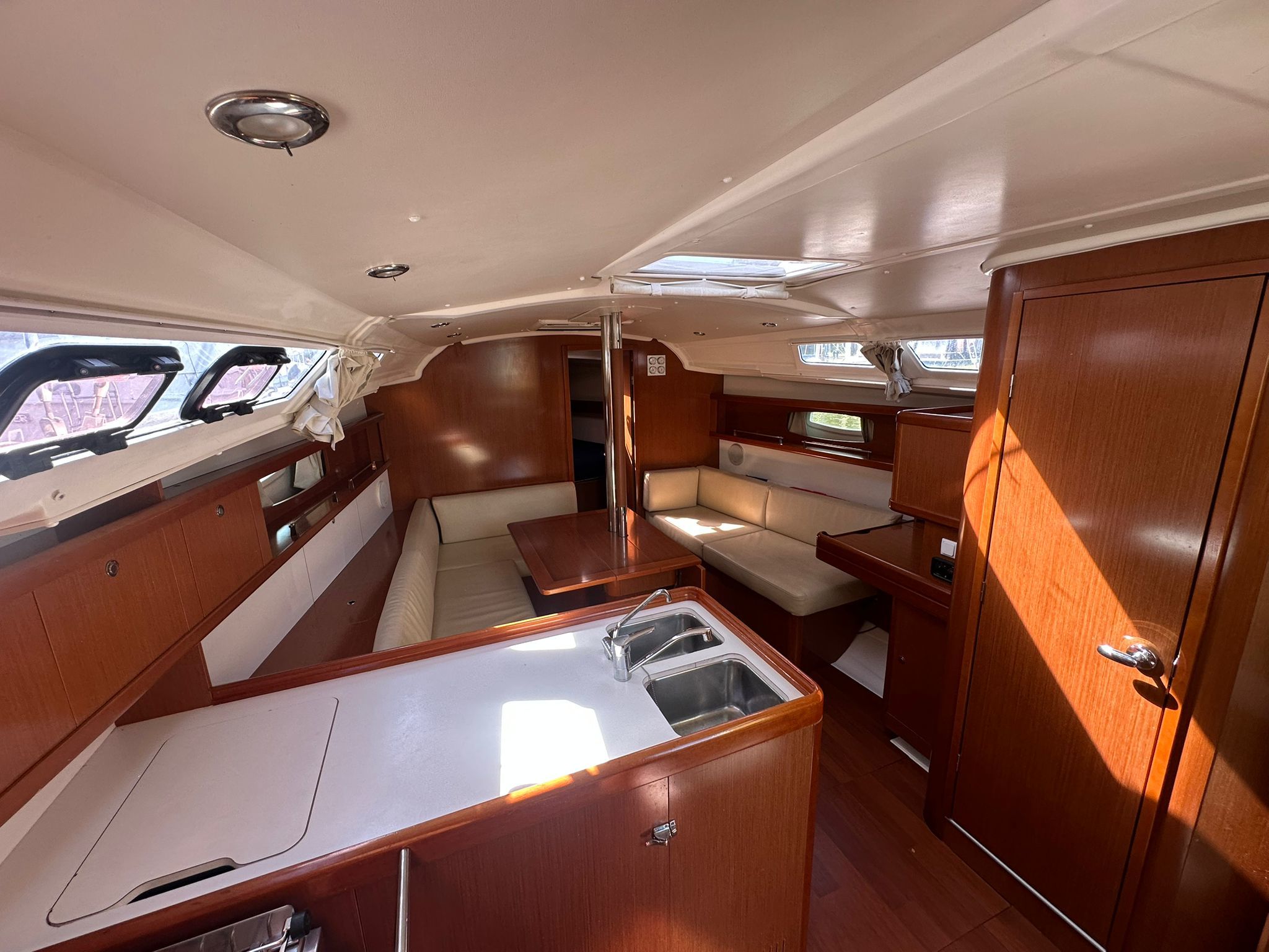 Beneteau Oceanis 37 — foto 2 van 36
