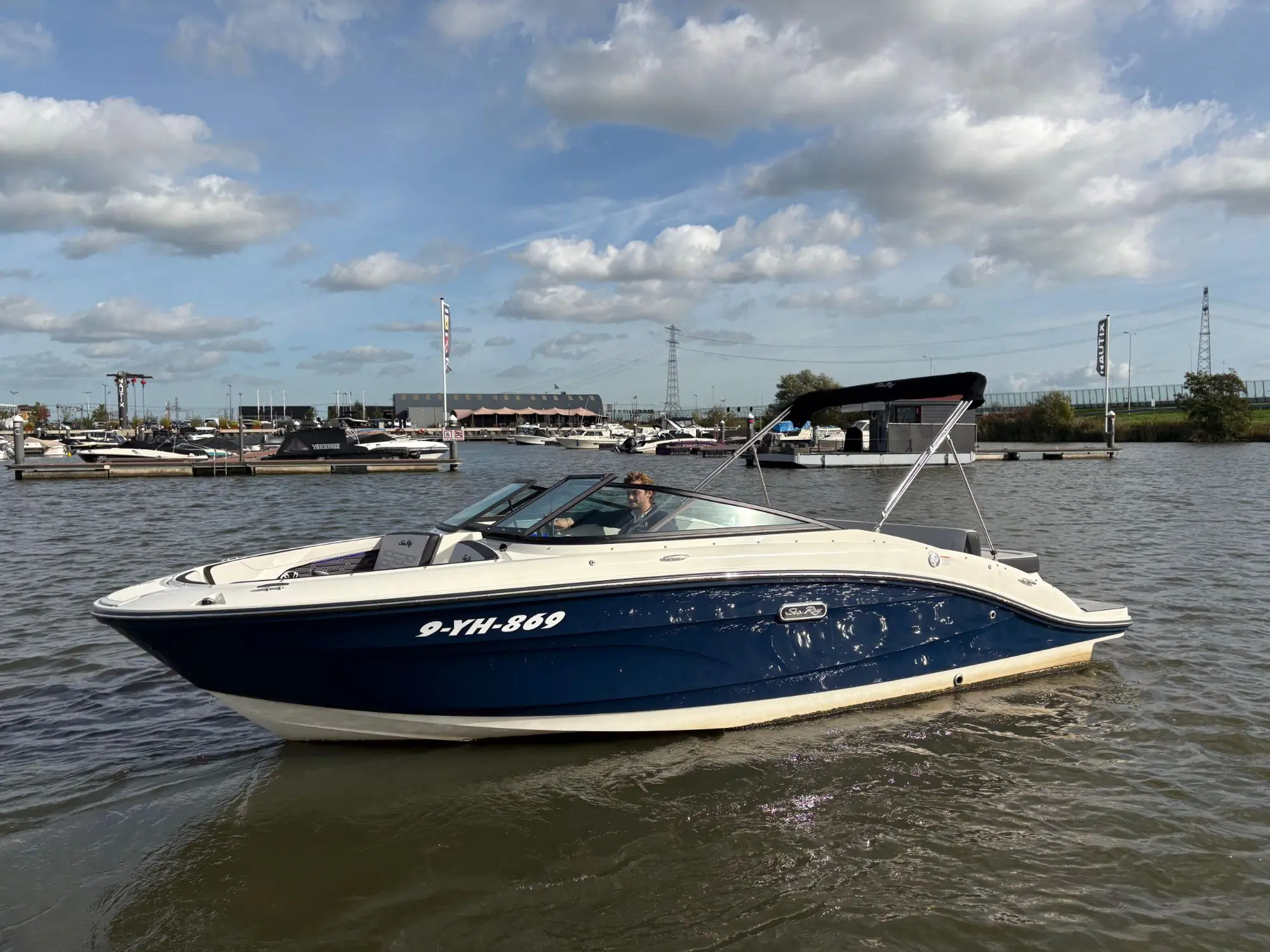 Sea Ray SPX 210 (New Model / 2026) — foto 1 van 31