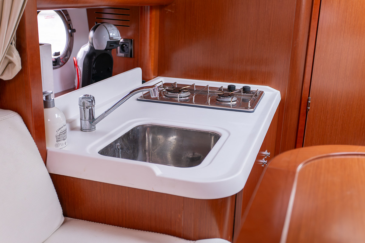 Goed onderhouden sportieve motorboot — foto 43 van 55