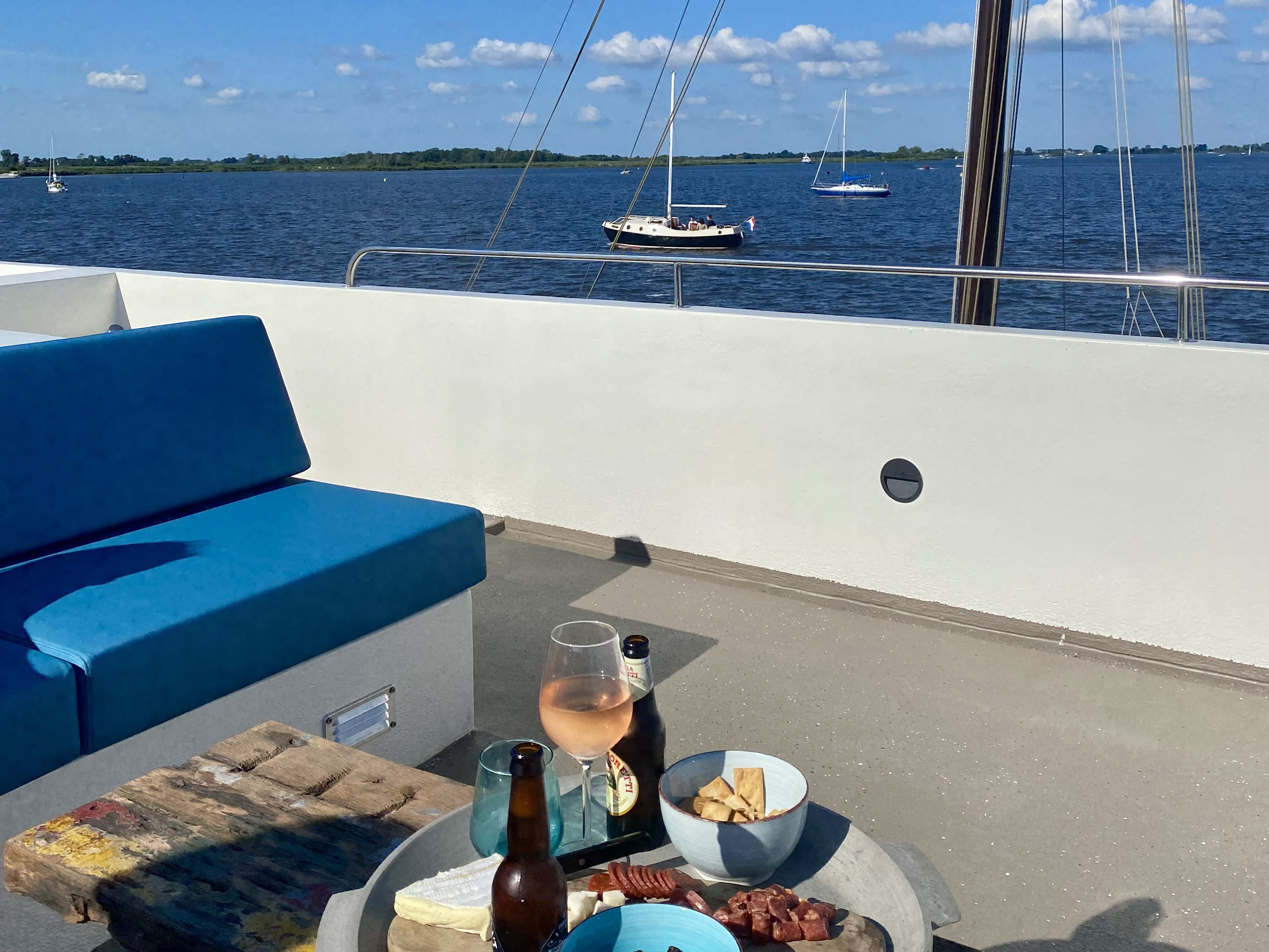 HOMESHIP VaarLoft Volledig Elektrische Houseboat — foto 6 van 60