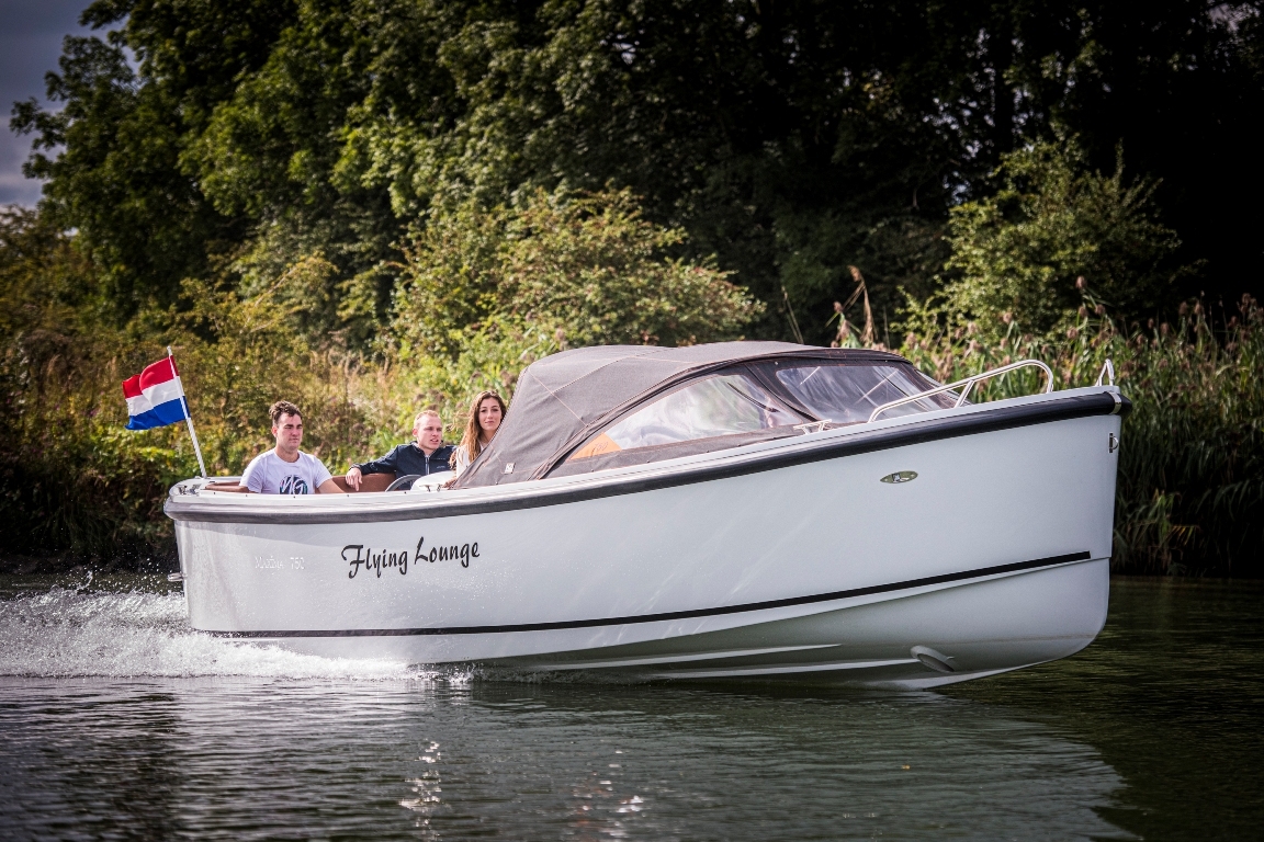 Maxima Boats 750 Flying Lounge