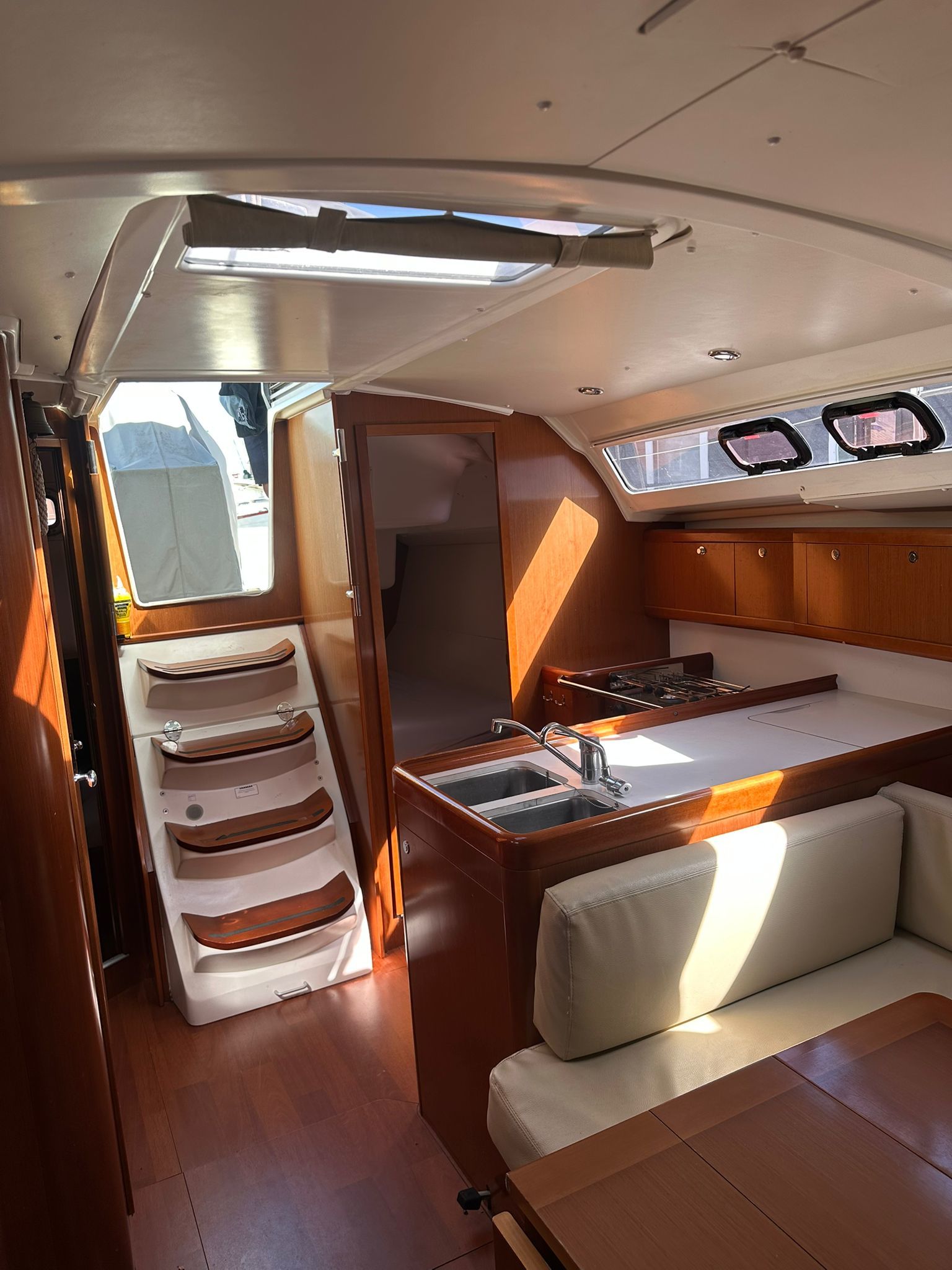 Beneteau Oceanis 37 — foto 9 van 36