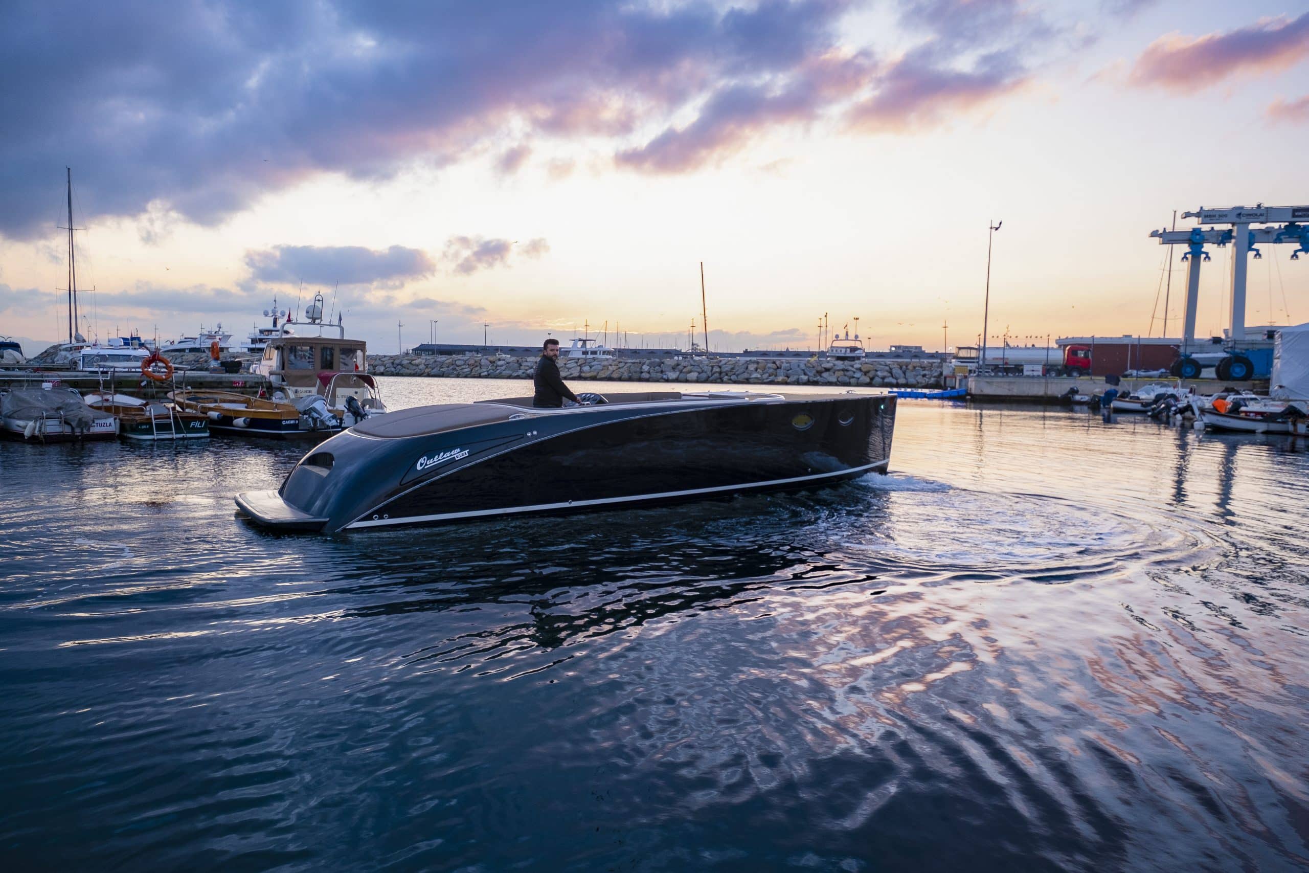 Outlaw 999 — foto 1 van 21