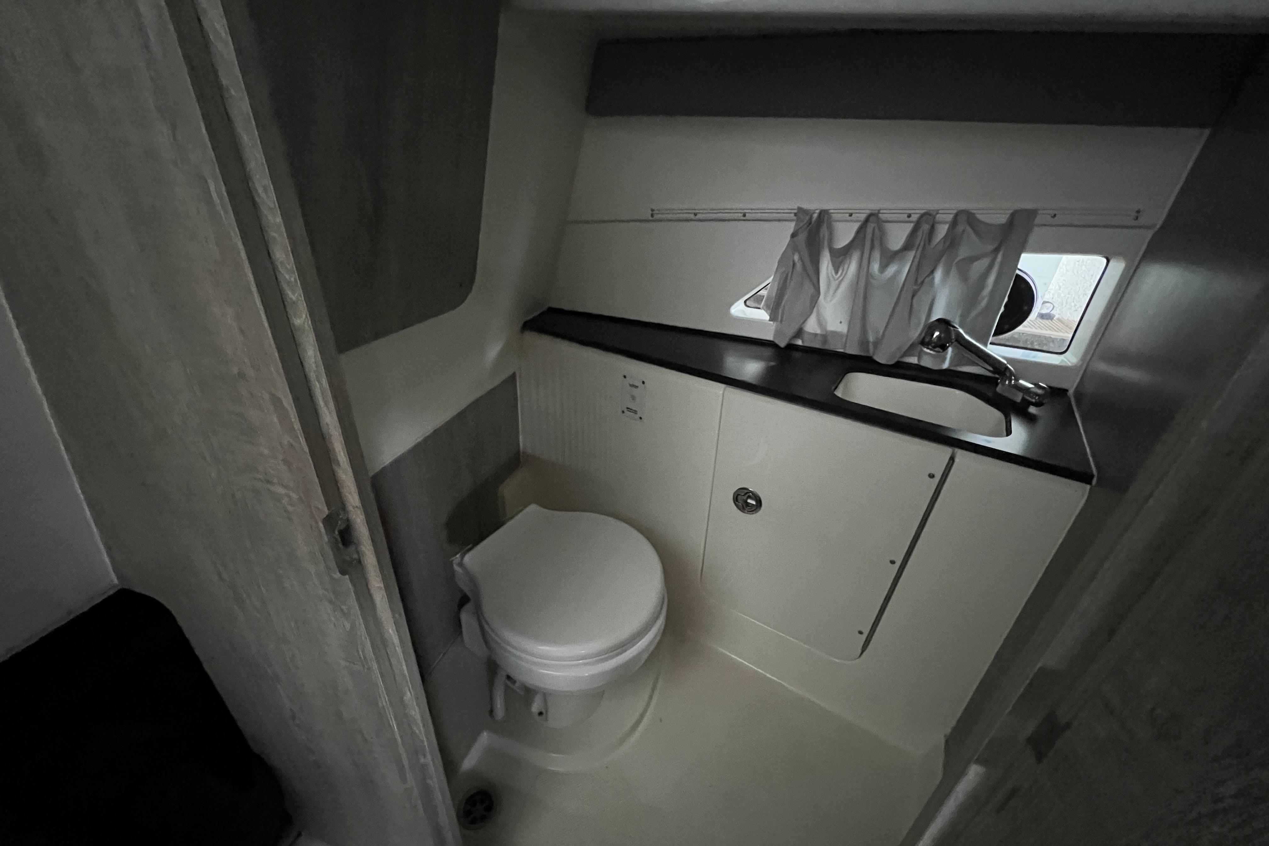 Quicksilver Activ 875 Sundeck — foto 18 van 20