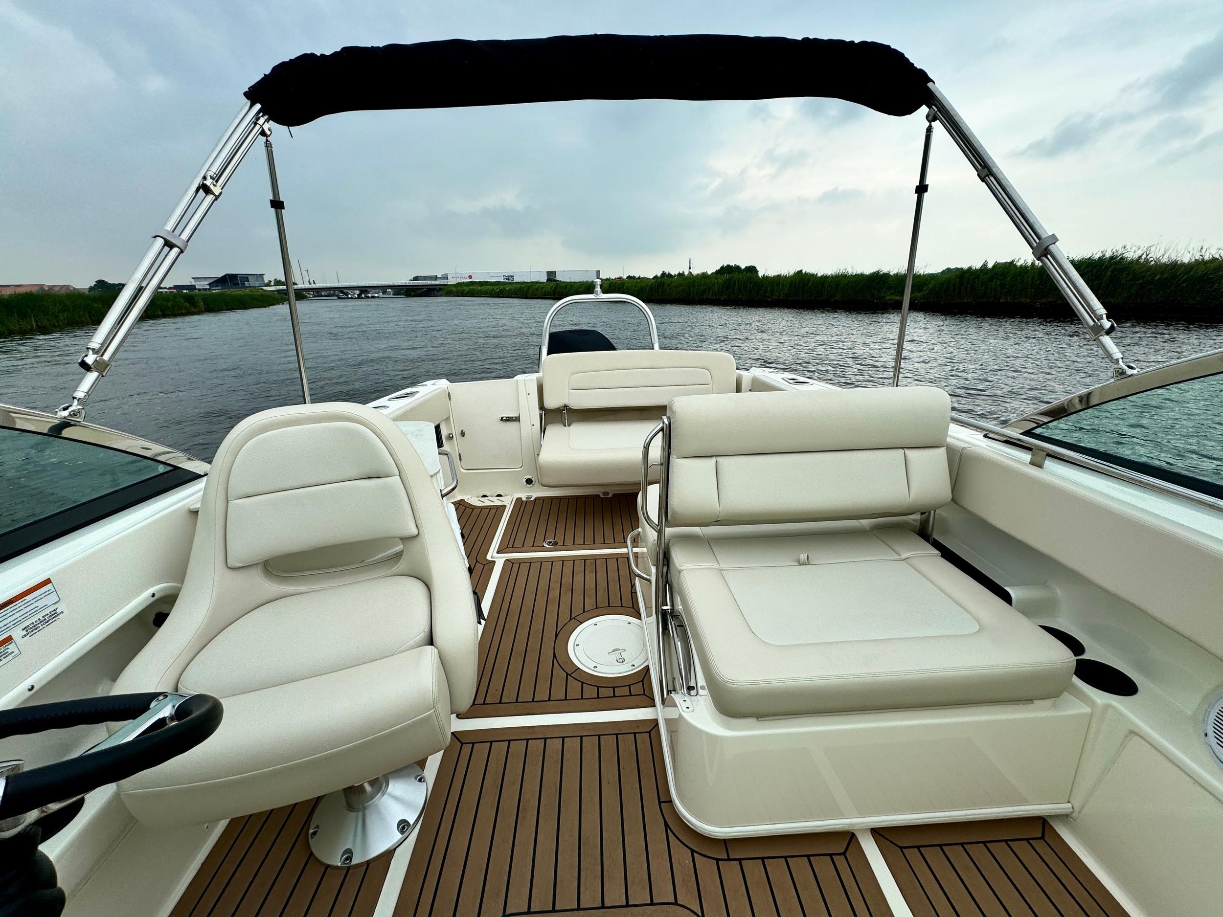 Boston Whaler 230 Vantage — foto 13 van 37