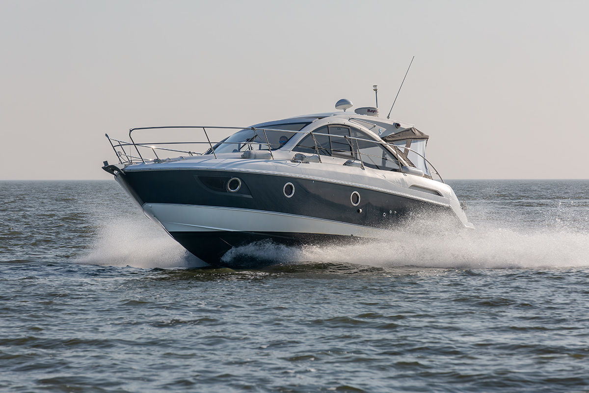 Goed onderhouden sportieve motorboot — foto 5 van 55