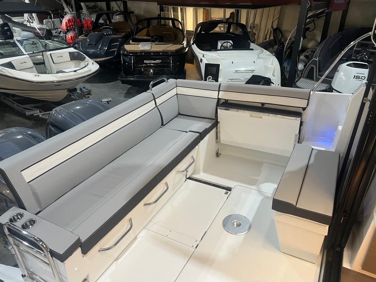 Jeanneau Merry Fisher 895 serie 2. Dit schip is aanwezig op de Yamaha stand van hiswa te water 2026. — foto 25 van 48