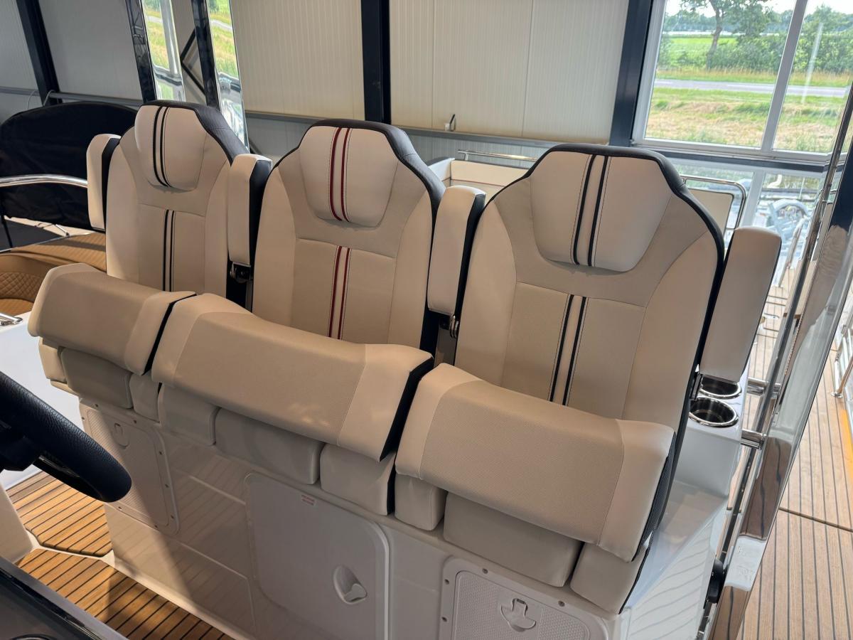 Jeanneau Cap Camarat 10.5 WA S2 op voorraad. Dit schip is aanwezig op de yamaha stand van hiswa te water 2026. — foto 10 van 35