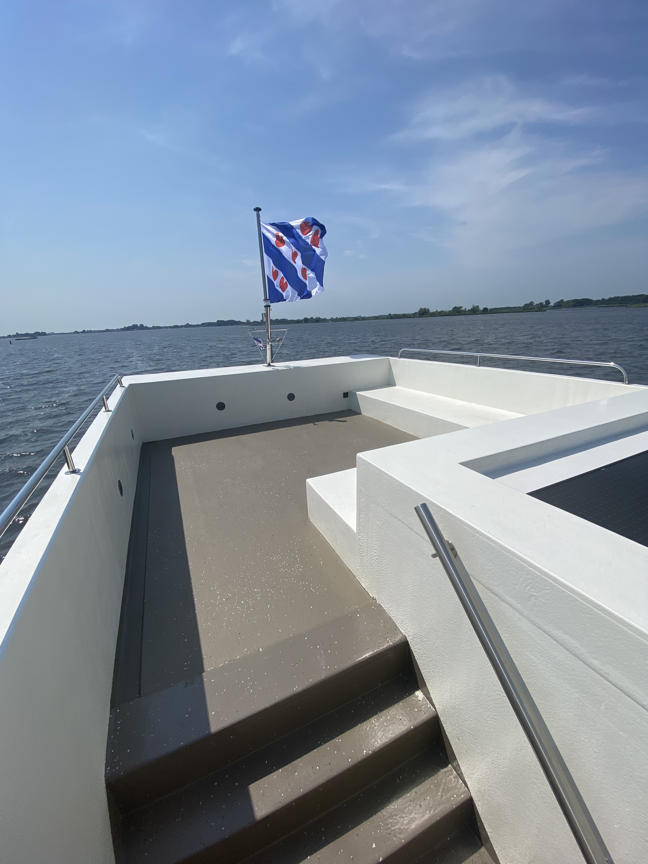 HOMESHIP VaarLoft Volledig Elektrische Houseboat — foto 34 van 60