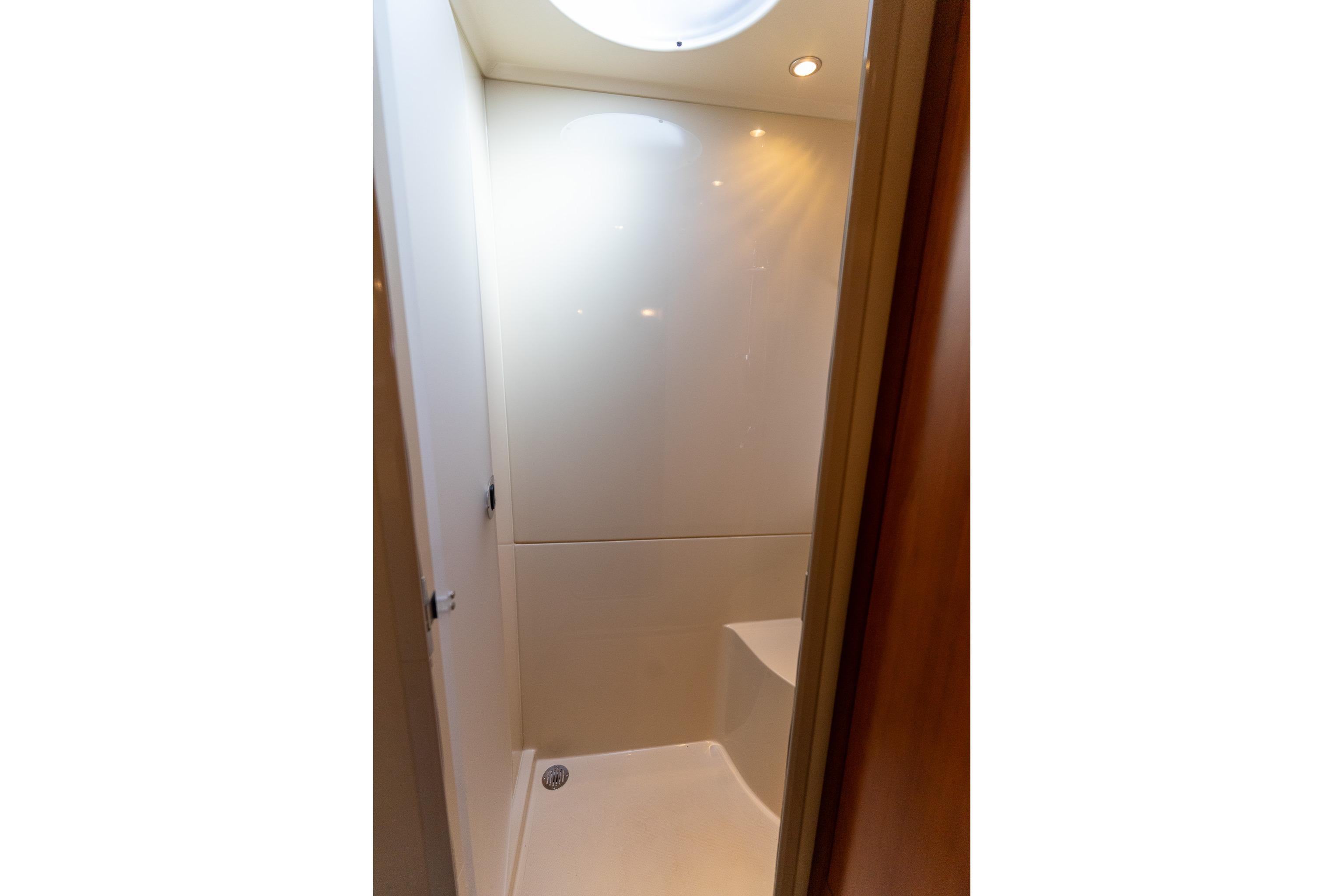 Cruisers Yachts 415 Express Motoryacht — foto 32 van 100