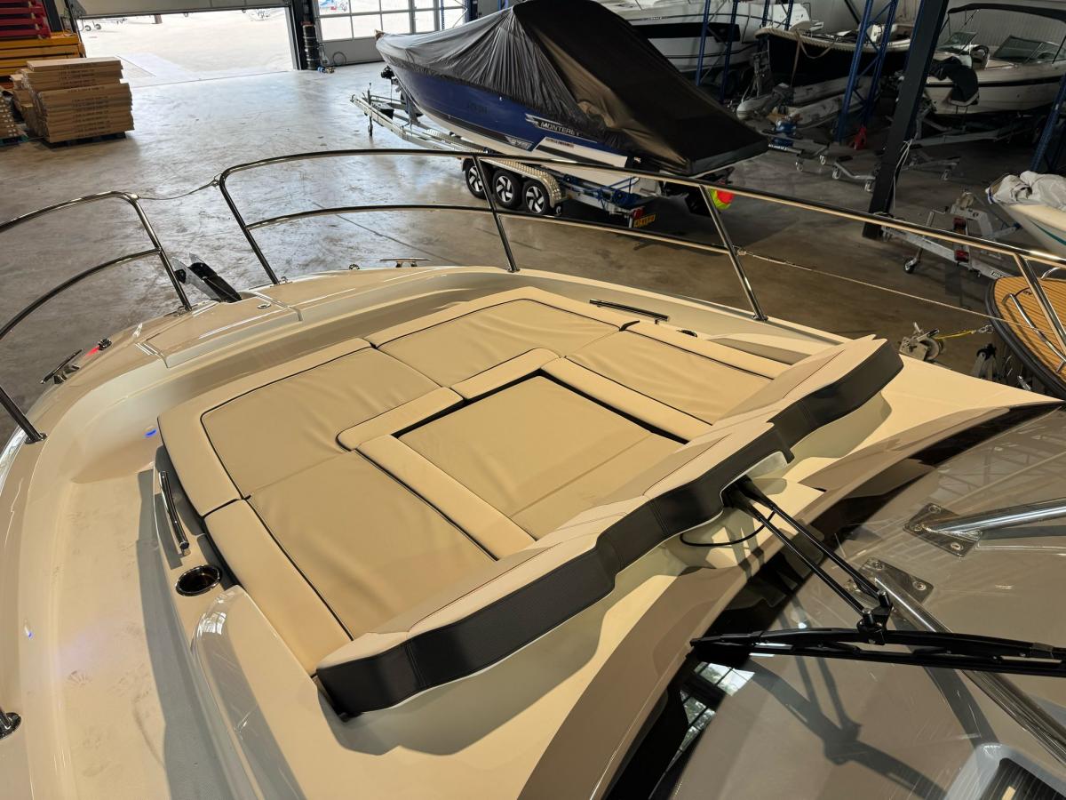 Jeanneau Cap Camarat 10.5 WA S2 op voorraad. Dit schip is aanwezig op de yamaha stand van hiswa te water 2026. — foto 17 van 35