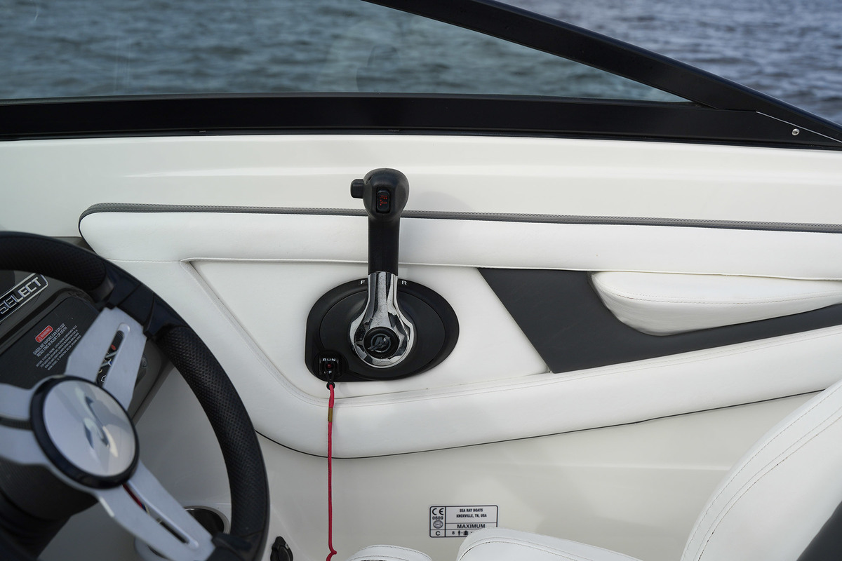 Sea Ray 19 SPX — foto 12 van 36