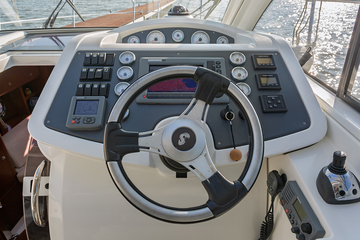 Goed onderhouden sportieve motorboot — foto 19 van 55