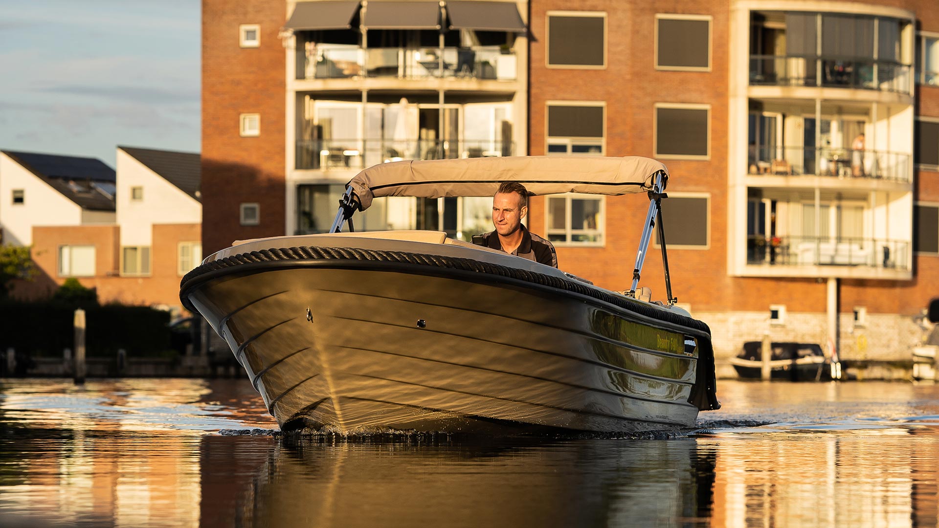 Beauty 475 met 9.8 PK Tohatsu. - Botenmarkt Friesland B.V. — foto 2 van 9