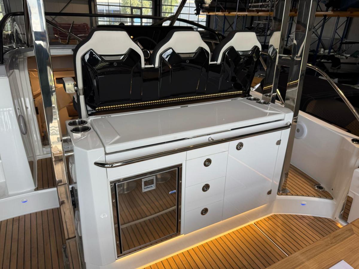 Jeanneau Cap Camarat 10.5 WA S2 op voorraad. Dit schip is aanwezig op de yamaha stand van hiswa te water 2026. — foto 23 van 35