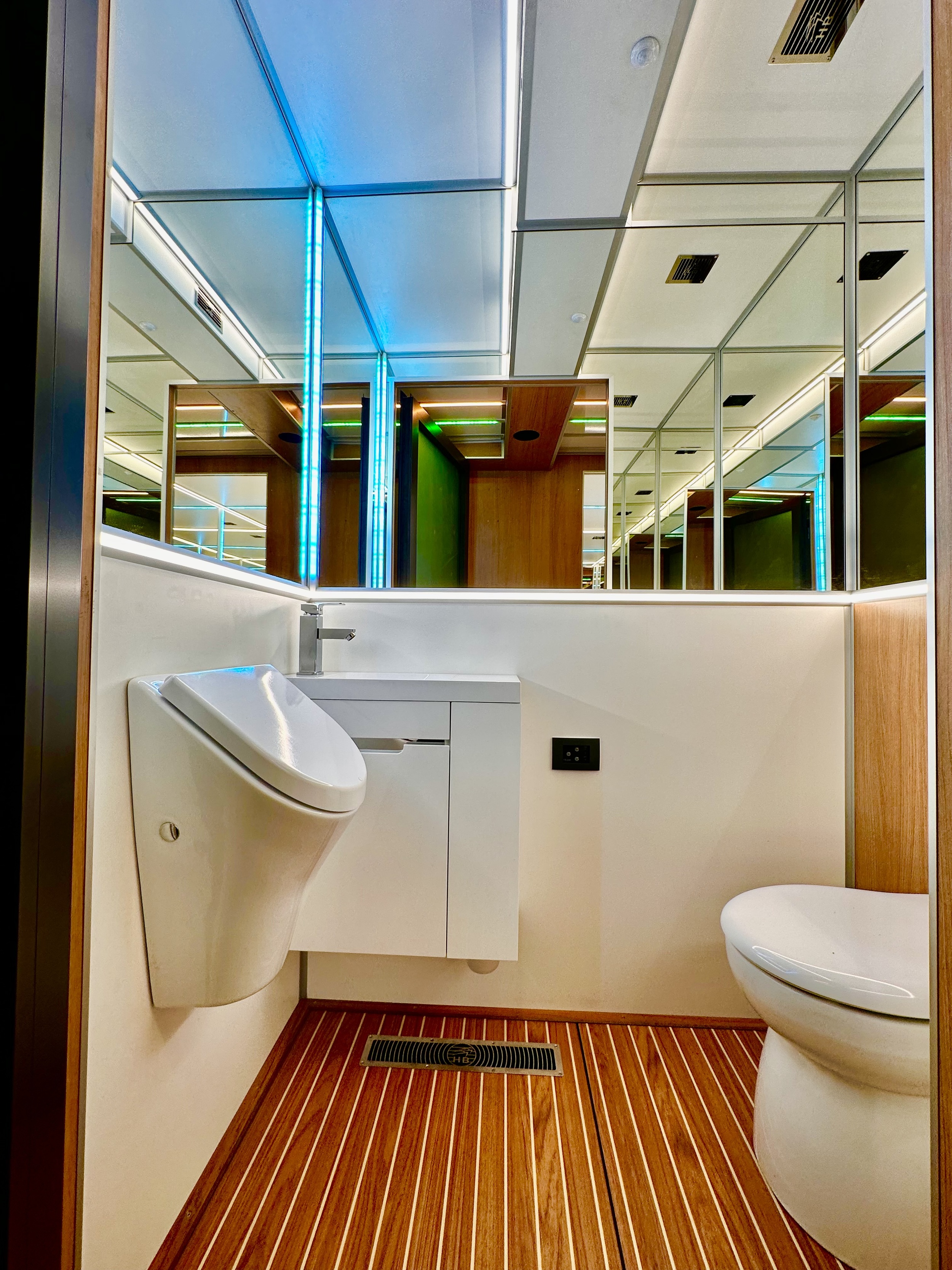 Holiday Boat Sundeck 57 Passenger Catamaran — foto 10 van 39
