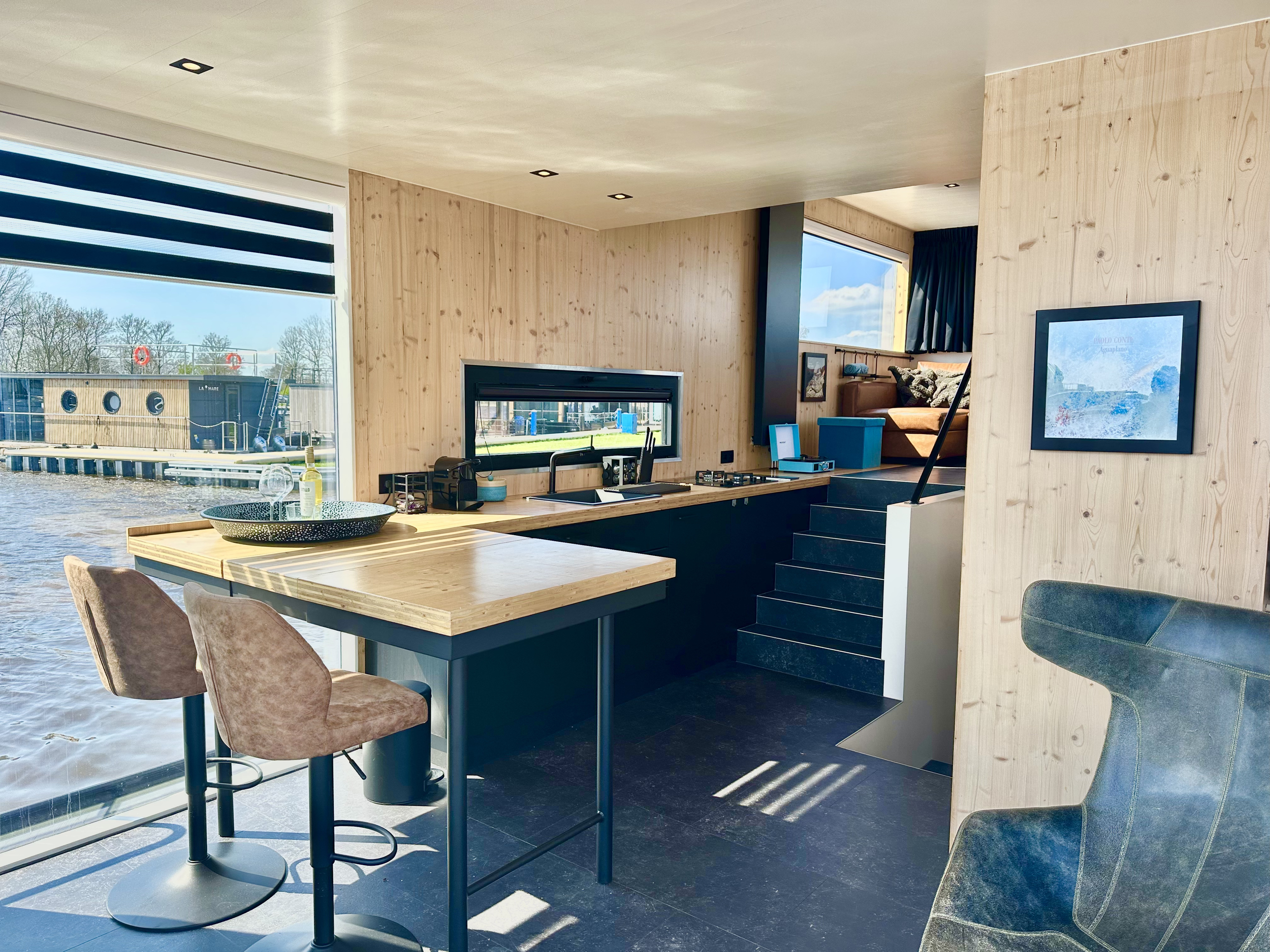 HOMESHIP VaarLoft Volledig Elektrische Houseboat — foto 15 van 60