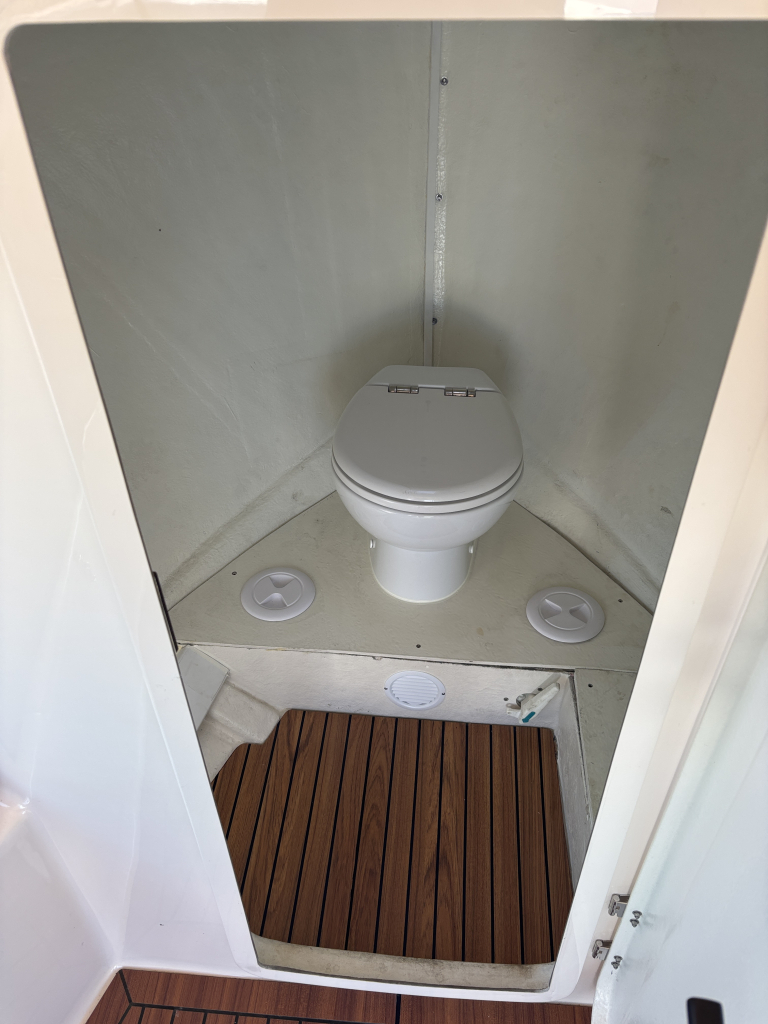Stil Sloep (cabin) 9.30   15 Kw Elek. met toilet achter deur — foto 9 van 11