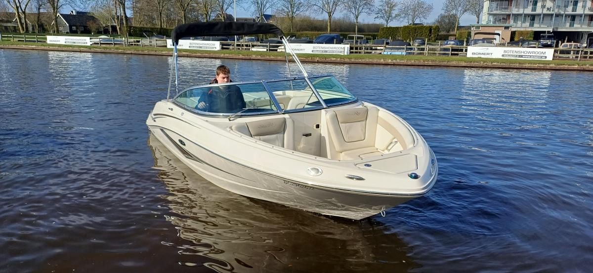 Sea Ray SLX 210