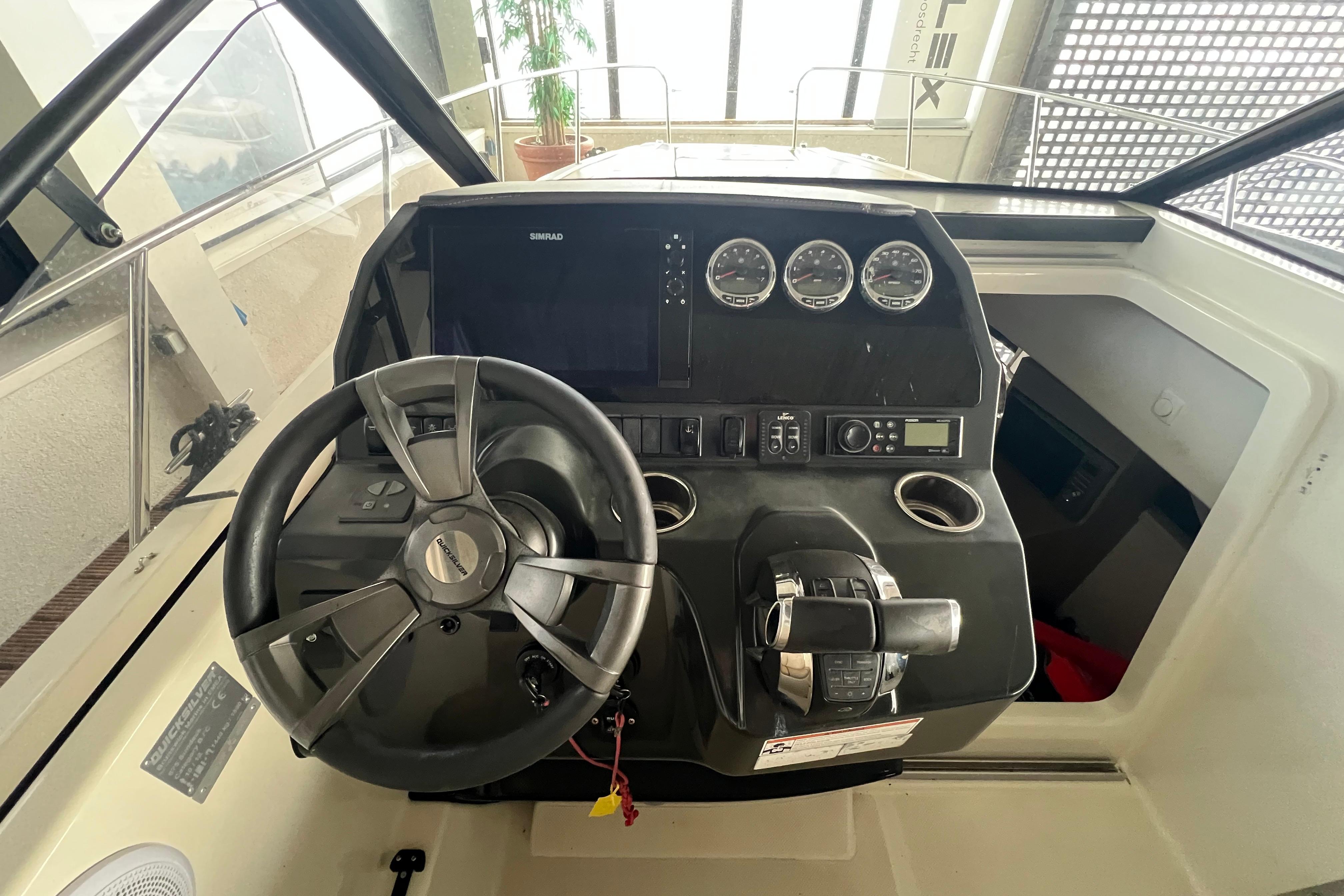 Quicksilver Activ 875 Sundeck — foto 16 van 20