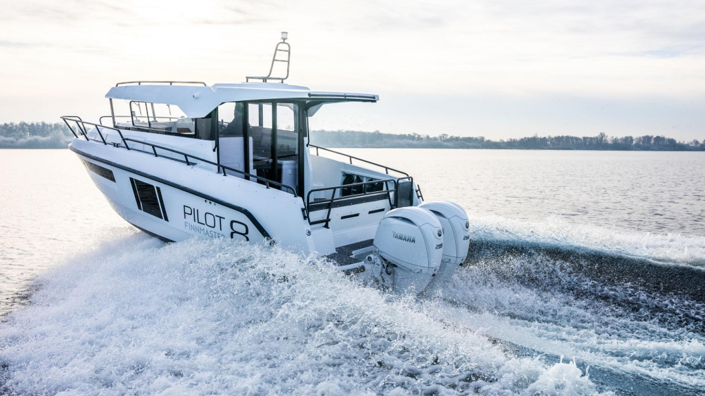 Finnmaster pilot 8 met 2x 200 pk Yamaha motoren 