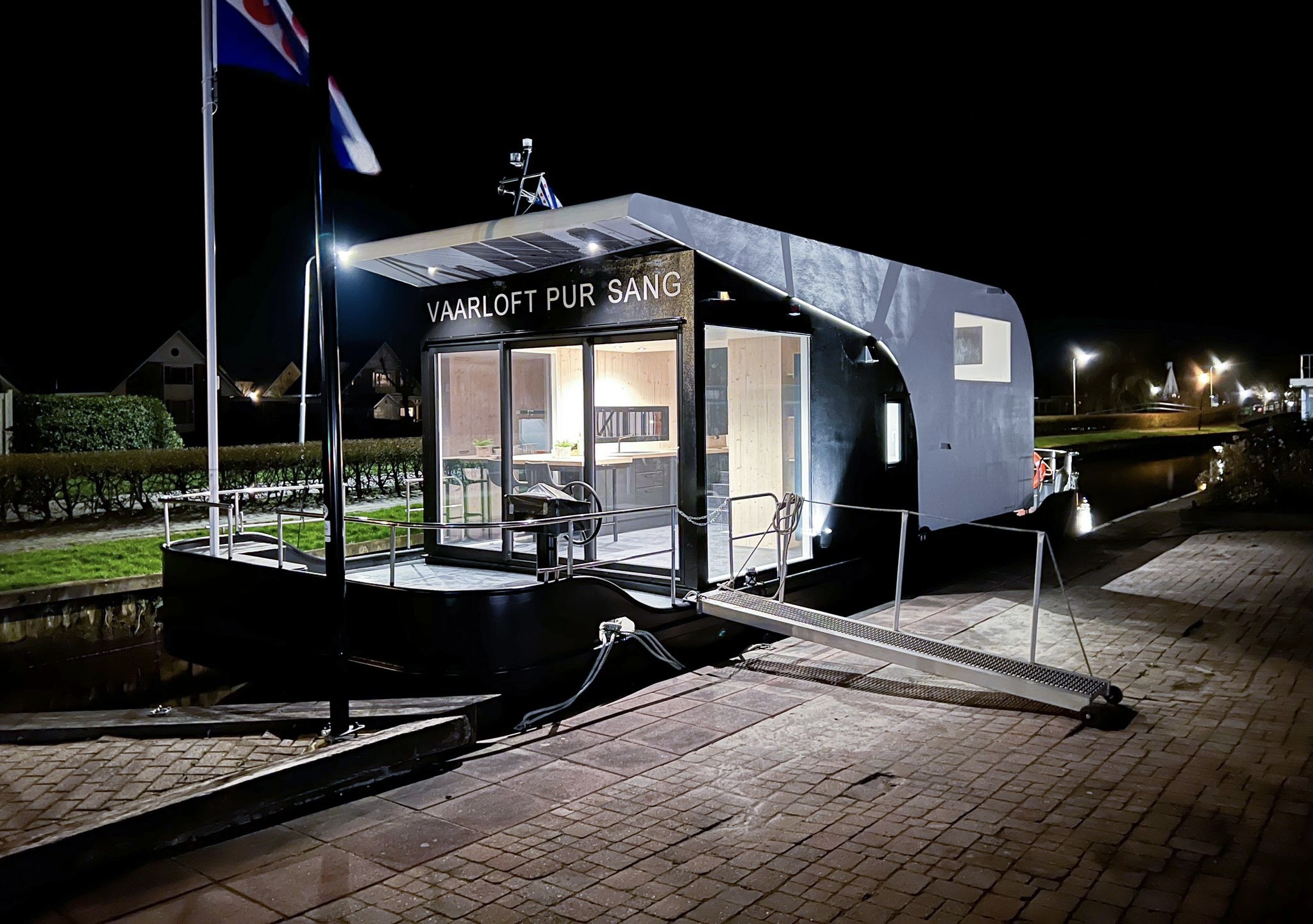 HOMESHIP VaarLoft Volledig Elektrische Houseboat — foto 1 van 60