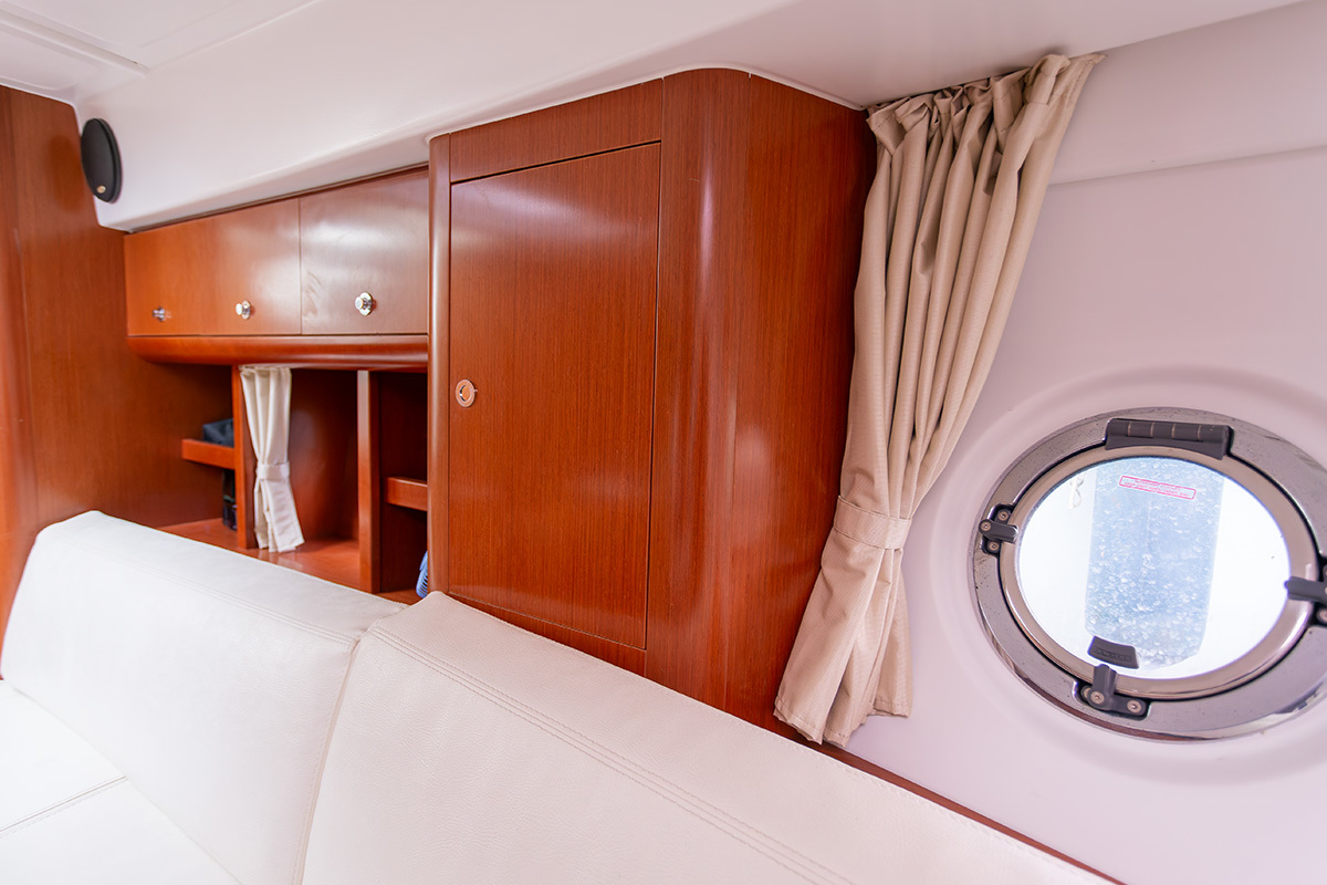 Goed onderhouden sportieve motorboot — foto 40 van 55